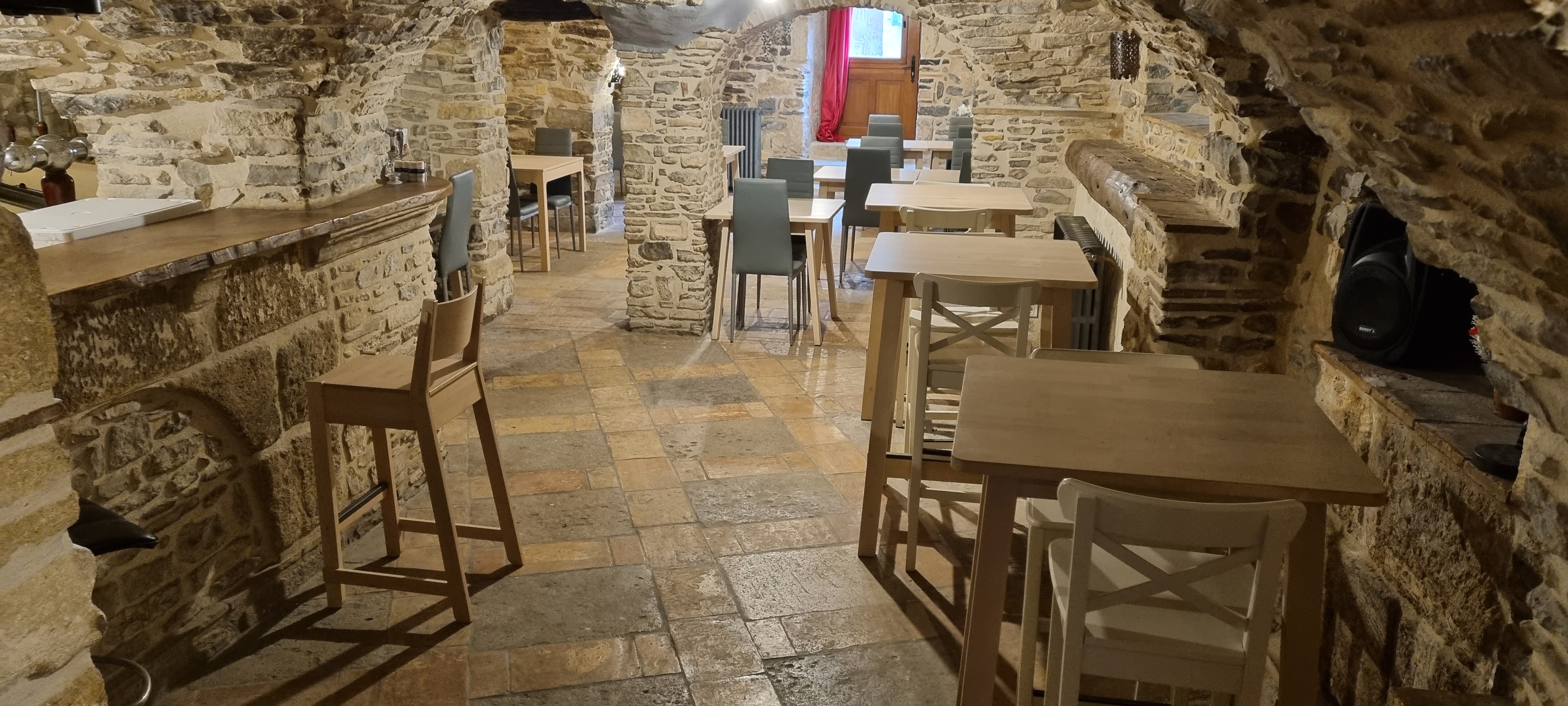 Suite à une vente non aboutie et pour cause de départ en retraite,  je remets à la vente mon fonds de commerce Brasserie Restaurant idéalement situé dans le centre du village ( MARGUERITTES 30320) avec parkings à proximité. 

Cet établissement bénéficie d'une clientèle fidèle et d'un fort potentiel de développement. 

Sa situation géographique permet de profiter des richesses touristiques :  arènes de Nîmes, maison carrée, jardins de la Fontaine, Pont du Gard, les remparts dAigues Morte, les Saintes Marie de la mer, le Grau du Roi.....

L'établissement comporte : 
* 2 salles de respectivement 20 et 40 places. 
* 1 cuisine entièrement équipée ( piano gaz de ville, plancha gaz bouteille, friteuse 25l gaz bouteille,  four pro 4 niveaux,  hotte, plonge, plans de travail,  réfrigérateur,  congélateur,  chambre positive, thermomix M6, robot pâtissier Kenwood....)
* une machine à glaces italiennes et à granitas
* 2 comptoirs avec pompe à bière,  banques réfrigérées, machine à glaçons
* 1 terrasse de 20m2 avec extension de 20m2 supplémentaires lors de la saison estivale 

 Aucun personnel et aucun contrat fournisseur n'est à reprendre. 

Prix : 120000€,  clé en main

Contact : au-modern@orange.fr
                     Tél  : 06.30.53.12.76 

Aucun démarchage accepté.