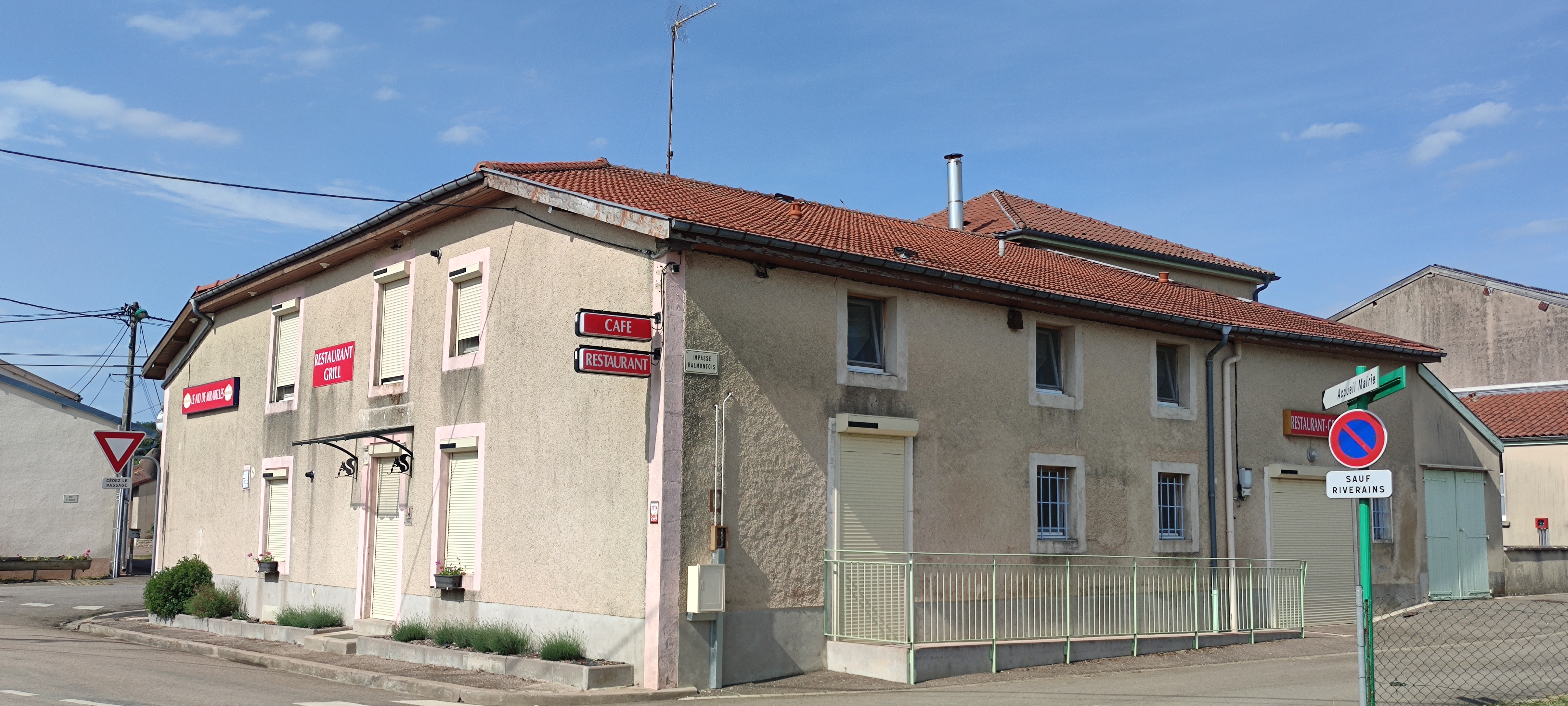 Au coeur d'un département vert, à 1/2h de la gare Meuse TGV, du lac de Madine,
à 20 mn de Saint-Mihiel, Commercy et Bar le duc, à 45 mn de Verdun*
dans un petit village 

la commune vous loue un café-restaurant avec le logement à l'étage
d'une capacité de 70 couverts avec parking en face de l'établissement
la licence IV est à disposition

L'idéal est que vous veniez nous voir pour vous faire une idée