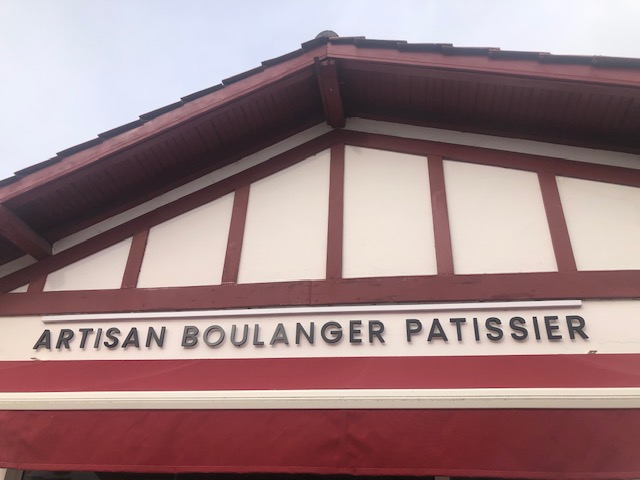 Fond de Boulangerie-Pâtisserie à 15 Km de Bayonne sur un axe routier. la boulangerie se situe au centre du village de 1900 habitants  cadre de vie trés agréable .
Avec tous commerces à proximité Deux restaurants, une épicerie, coiffeurs, école privée et public , maison médicale et maison de retraite...Intermarché.
CA réalisés entièrement en boutique : 300000 €. Bonne rentabilité. 
2 Salariés.

Activité : Boulangerie, Pâtisserie, Sandwicherie.
Fermeture le mercredi.
Idéale pour un couple.

Locaux et équipement : Grand local agréable et lumineux de 220m² (laboratoires boulangerie séparés de la pâtisserie). Bureau, vestiaire, douche ,garage et pièce de stockage à farine .
Loyer de 980€ + 600€ pour les locaux privés si nécessaire d'un
appartement de 110m² .

Four BONGARD électrique et gaz 
Tous le matériels complet et en très bon état entretien régulier.
Lave vaisselle et plonge.
 Aucun investissement à prévoir, matériel bien entretenu.
Vitrines magasin récent.
Vente pour autre projet.
Pour tous renseignement me joindre au 06/07/60/05/58