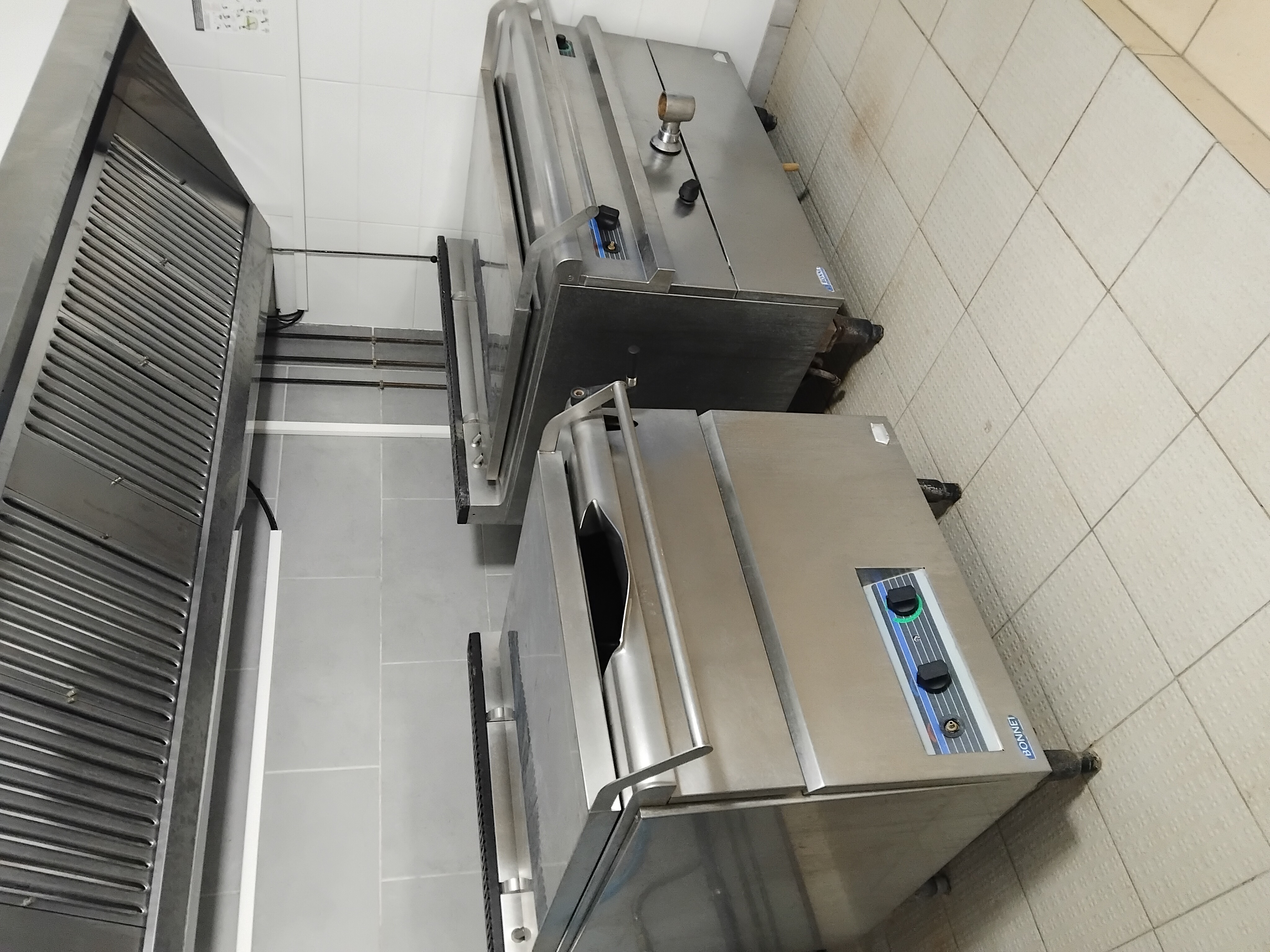 L’activité de la conserverie est essentiellement celle du travail à façon pour les producteurs de viandes, volailles, poissons, fruits et légumes.
Les producteurs locaux nous confient leurs viandes, fruits, légumes que nous transformons en conserves : Plats cuisinés, terrines, soupes et veloutés, tartinades, confitures…
Les producteurs se chargent de leur commercialisation sur les marchés et/ou leur exploitation, dans les boutiques de producteurs, la petite et moyenne distribution.
Pour l’heure, il n’y a aucune concurrence dans un rayon de 100km.
Nous bénéficions d’une solide réputation et notre chiffre d’affaires est en constante progression depuis la création en 2017.
Les agréments sanitaires sont à jour, ainsi que la labellisation Bio pour les producteurs en agriculture biologique.
De nouvelles pistes de développement sont envisageables.

La situation : La conserverie artisanale est située à Rogues (30) entre Cévennes et Causses.
A la croisée de l’Hérault, du Gard et de l’Aveyron, terres riches en exploitations agricoles de petite taille et fortement engagées dans les circuits courts.
Rogues est un petit village à quelques kilomètres du Vigan (30) et de Ganges (34), où tous les commerces et services (d’éducation, de santé…) sont présents.

Le projet : Il est maintenant temps pour nous d’envisager la retraite, mais nous ne souhaitons pas, pour autant que l’activité s’éteigne.
La conserverie rend, en effet, un service inégalé pour les producteurs agricoles de la région développant les circuits courts.
C’est pourquoi, nous souhaitons céder notre affaire.
Un accompagnement est tout à fait possible et ce, le temps que les prochains repreneurs le jugeront nécessaire.
L’activité correspondrait bien à un couple (ou une personne) souhaitant une activité, certes intense mais préservant une vie personnelle : nous travaillons uniquement du lundi au vendredi et prenons régulièrement des congés.

Local et matériels : Le laboratoire a été agrandi, il y a 4 ans et est aux normes en vigueur.
Le matériel est adapté et tenu en parfait état de fonctionnement. Un registre de maintenance est tenu à jour.

Quelques chiffres :
	Local de 250m2 pour un loyer de 680€ (bail commercial avec la mairie).
	Personnel (en sus de l’exploitante) : 2 personnes pour 1.7 ETP.
	Près de 90 producteurs différents.
	Dernier CA : 212 000€
	Prix de vente : 100 000€