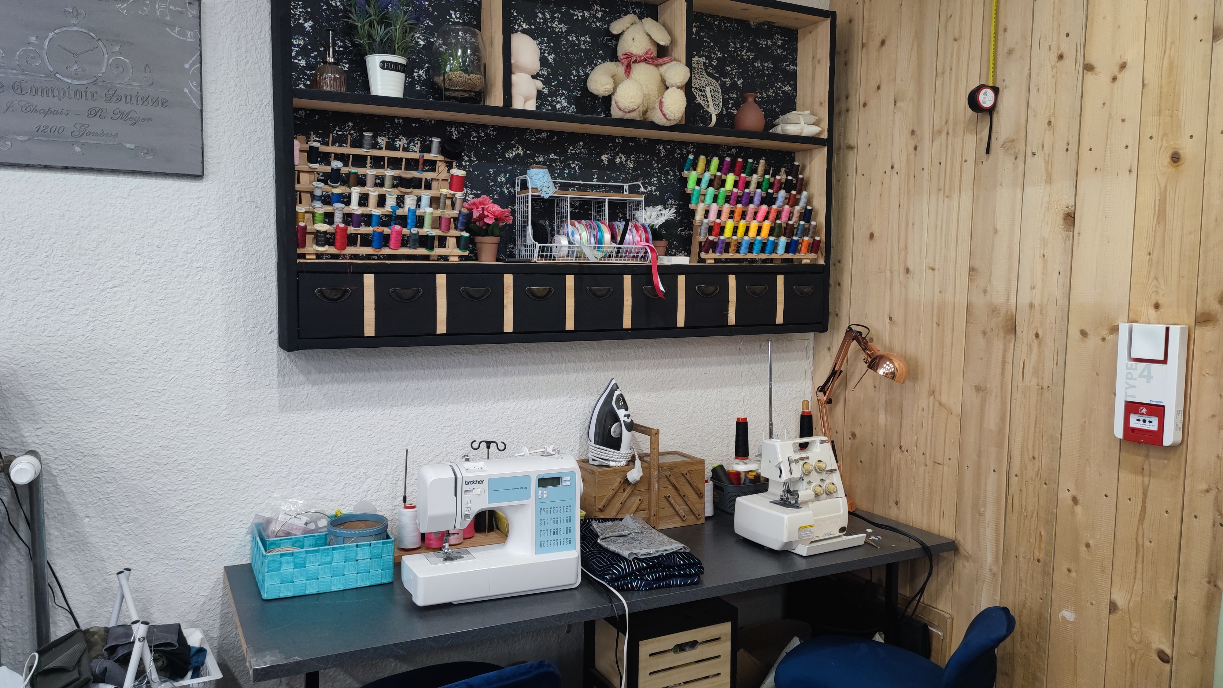 📍 Opportunité à Beaumont : 
Boutique-Atelier Couture & Mode – Clé en main
Reprenez une activité clé en main : un outil de travail complet, un stock de départ et des conditions d'installation uniques.
Pour cause de changement de projet professionnel, je cède mon fond de commerce (retouches, création et prêt-à-porter) installé avec succès depuis 5 ans. C’est l’occasion idéale pour s'installer sereinement avec une clientèle fidèle et un matériel professionnel déjà opérationnel.

💎 Une offre "Tout Inclus" : Aucun frais d'équipement à prévoir
L'acquéreur reprend l'intégralité de l'exploitation pour une activité immédiate dès le premier jour :
Équipement Professionnel : Parc de machines complet (industrielle et surjeteuse), matériel de coupe, mercerie complète (boutons, fils, fermetures, accessoires).
Stock de vente inclus : Prêt-à-porter actuel, maroquinerie, bijoux et tissus.
Agencement total : Mobilier d’exposition, comptoir, cabine d'essayage et décoration saisonnière.
Fichier clients : Notoriété établie avec une excellente réputation locale.

🎁 Avantages Exceptionnels (Offre limitée)
Pour favoriser une transmission fluide et rapide, je propose un pack de bienvenue exclusif :
3 MOIS DE LOYER OFFERTS : Étant propriétaire des murs, j'offre les 3 premiers mois de loyer à l'acquéreur pour un lancement sans pression financière.
SUBVENTION MAIRIE : Une aide à l'installation de 1 500 € est disponible auprès de la municipalité pour les nouveaux commerçants.
ACCOMPAGNEMENT : Je propose une période de passation pour vous introduire auprès de la clientèle et vous présenter l'outil de travail.

📍 Localisation & Charges maîtrisées
Surface : 35 m² lumineux avec vitrine, cave et sanitaires.
Loyer très attractif : 360 € / mois (Bail commercial).
Taxe foncière : 360 € / an.
Accès : Stationnement "arrêt minute" devant la porte et parkings gratuits à 20 mètres.

⚠️ Conditions de la cession
Prix global (Matériel + Stock + Clientèle) : 12 500 € (Négociable)
IMPORTANT : L'intégralité de ces avantages (loyers offerts, stock et matériel inclus) est liée à un calendrier de transmission précis. Cette offre est valable pour une signature actée avant le 15 juin. Passée cette date, les conditions de mise à disposition du local et du matériel seront modifiées.

Premier contact par mail.