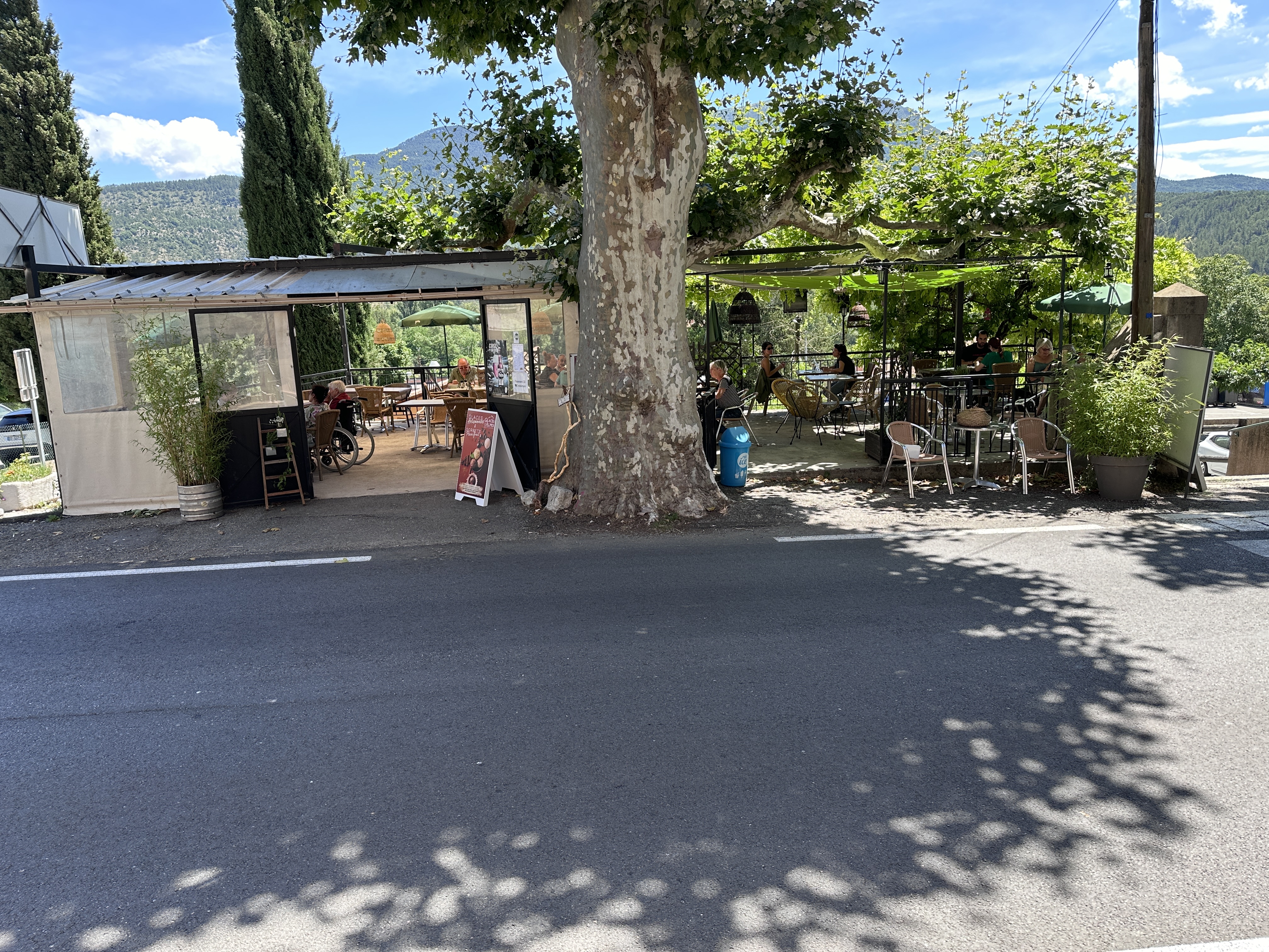 A vendre pour cause départ à la retraite, Fonds de Commerce situé sur la commune dynamique de MEZEL, à 15 minutes de la préfecture des Alpes de Haute Provence.
La Brasserie dispose d’un emplacement privilégié situé au cœur du village avec divers parking gratuits à proximité.
L’établissement est entièrement équipé dont un four à pizza et propose 20 couverts en salle et une belle terrasse ombragée extérieure de 60 places.
Au sous-sol le local dispose de 2 caves et à l'étage un appartement T3 à rafraîchir.
Licence IV.
Clientèle du secteur fidélisée, et fort passage en saison (route du lac de Sainte Croix et des Gorges du Verdon).
Idéal pour un couple.
Belle affaire, saine, à fort potentiel.
Bail 3/6/9, Loyer faible de 690 euros/mois.
Prix : 75 000 euros