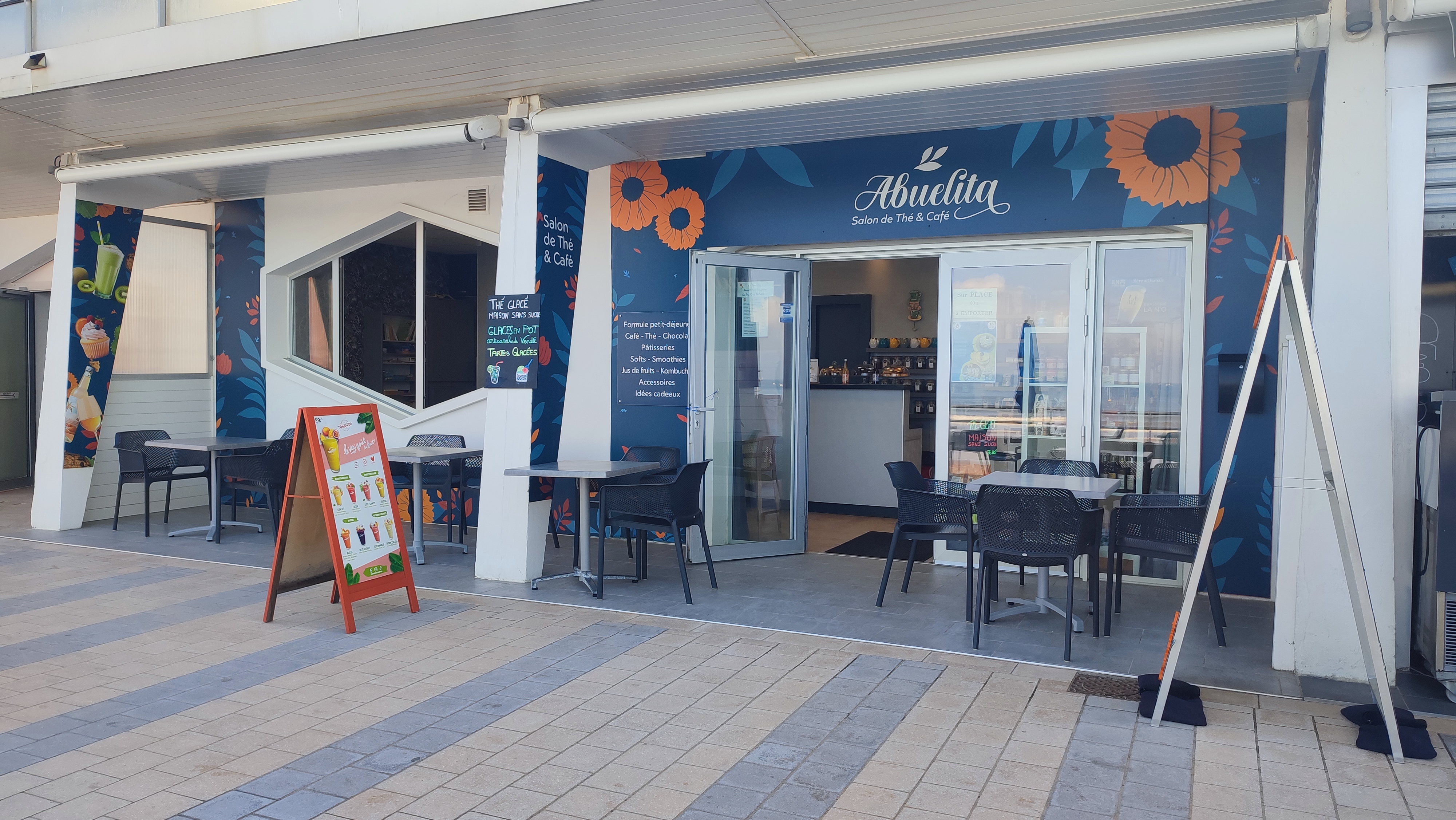 Pour cause retraite, nous vendons ce fonds de commerce SALON DE THE qui est situé à deux pas du port et des ruelles animées de Saint-Gilles-Croix-de-Vie. Il est composé d'une  salle conviviale intérieure de 18 places et de deux terrasses ensoleillées face mer d'une capacité de 60 places au total. Pas de salarié à reprendre, mobilier intérieur changé en octobre 2024 et équipements aux normes et prêt à l'emploi.
Apport minimum de 50 000 euros.