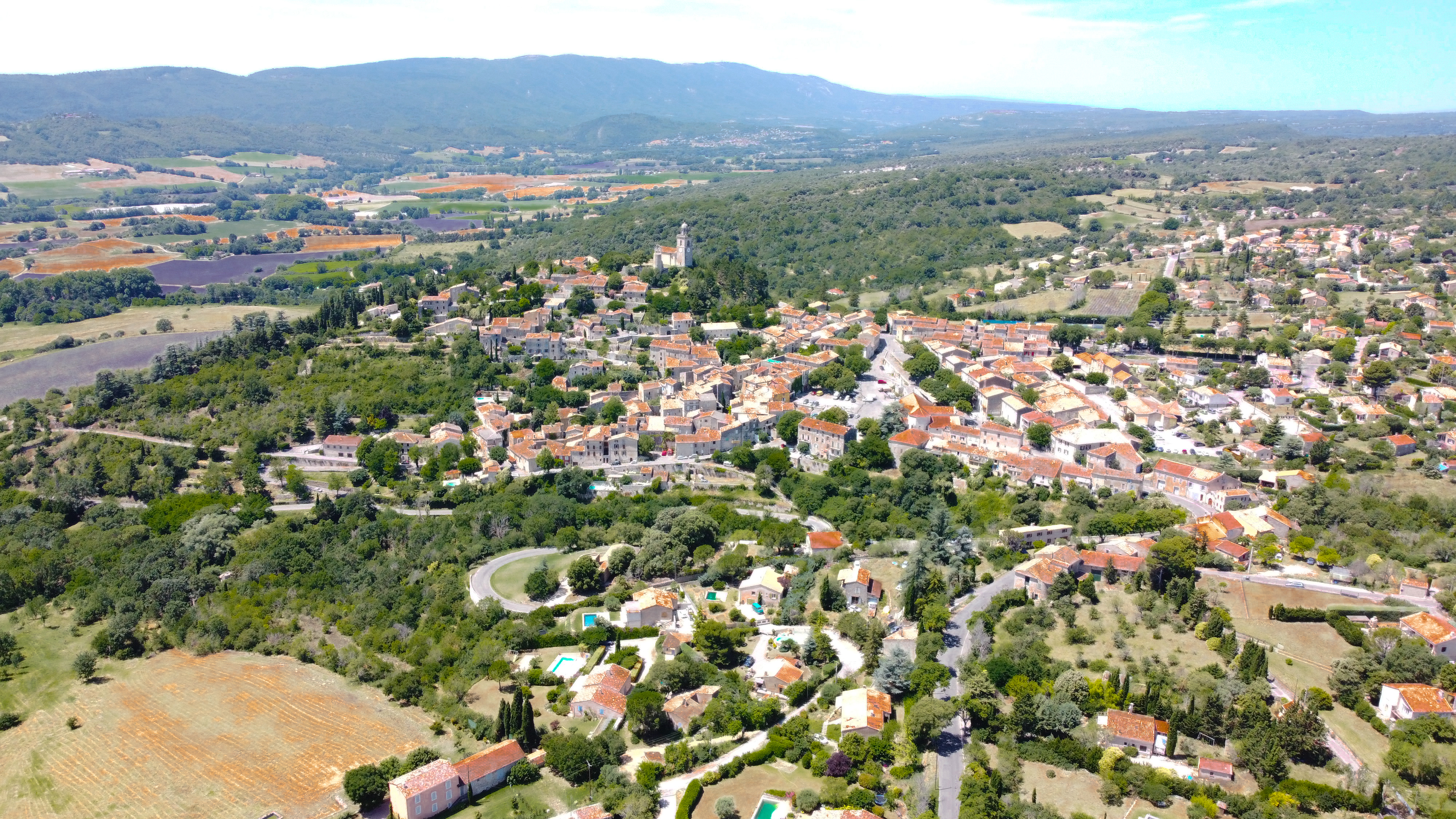 Reillanne, 1 700 habitants, village provençal au cœur du Luberon recherche activement ses nouveaux médecins.
La mairie met à disposition un cabinet médical entièrement rénové  pour 2 médecins.
Situation géographique : 
Reillanne est situé à 27 km d'Apt, 18 km de Forcalquier (sous-préfecture des Alpes de Haute-Provence, 17 km de Manosque (hôpital et école internationale) et à 
1 heure d'Aix-en-Provence. 
Crèche, école, centre de loisirs, commerces, marché dominical, transport régional, centre de secours, nombreuses associations contribuent à dynamiser le village.
Vous pourrez rejoindre les pistes de ski et les plages de la Méditerranée en 1h30.
Reillanne fait partie de la communauté de communes Haute-Provence Pays de Banon qui regroupe 21 communes.