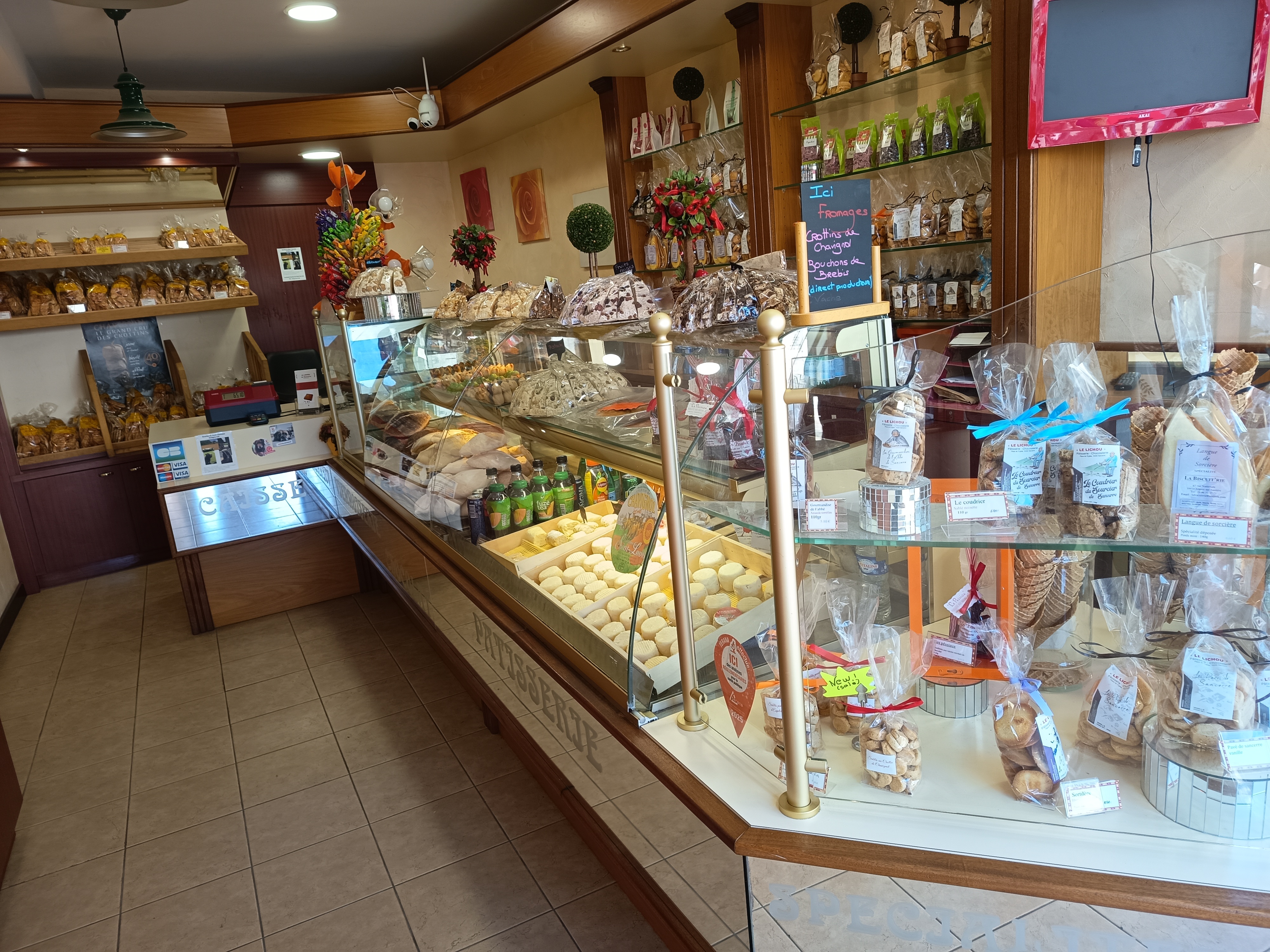 Au coeur de Sancerre donnant sur les 2 places principales, ce fond de commerce composé vde 2 boutiques en pâtisserie. Chocolaterie, boulangerie à une visibilité exceptionnelle lui garantissant une activité soutenue et lucrative. Boutiques avec des installations en très bon état et un logement de fonction de 100 M2, ces commerces donnent toutes les prérogatives de reussite.
Produit rare