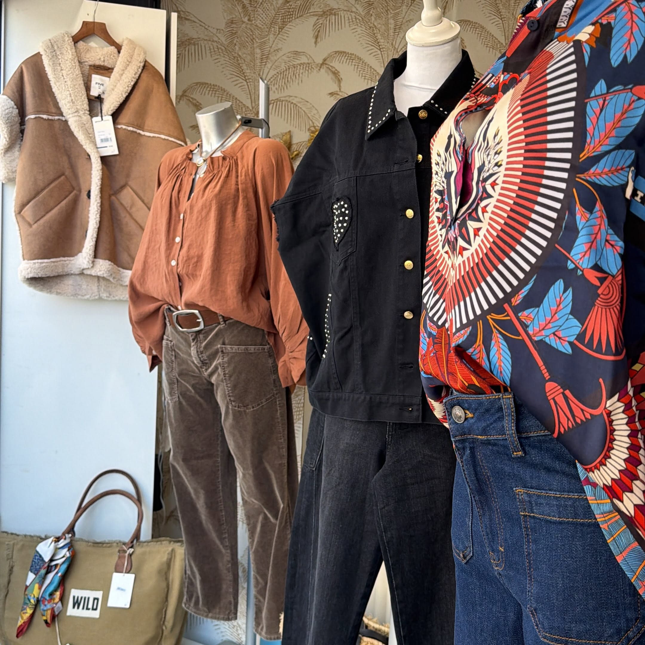 A vendre fonds de commerce de prêt-à-porter féminin multimarques (five jeans, freeman T porter, yess zee, one tee, les impatientes, etc...)

La boutique existe depuis 23 ans et dispose d'une clientèle locale fidèle et d'une clientèle touristique.

Idéalement située à Pont l'Abbé, ville à fort potentiel commercial en terme de commerce indépendant, la boutique dispose d'une offre différenciée de la concurrence.

Emplacement de 1er choix à proximité directe de parking gratuit et entouré de nombreux commerces indépendants.

Le local commercial est loué 1100€/mois. Réparti sur 2 niveaux, il dispose d'une entrée indépendante et respecte les normes d'accessibilité PMR. Au rez de chaussée : espace commercial d'environ 45m² consacré à l'univers féminin. A l'étage : espace commercial d'environ 35 m² + une réserve d'environ 12m²dédiée aux fins de séries.

Usage actuel : commerce de textiles multimarques.

Usages possibles : commerces, concept store, etc.

Pas de salarié à reprendre.

Dans le cadre du départ à la retraite de la commerçante, le commerce est disponible à la reprise dès que possible. Un accompagnement par la gérante actuelle du magasin est possible.

Pas sérieux et agences s'abstenir