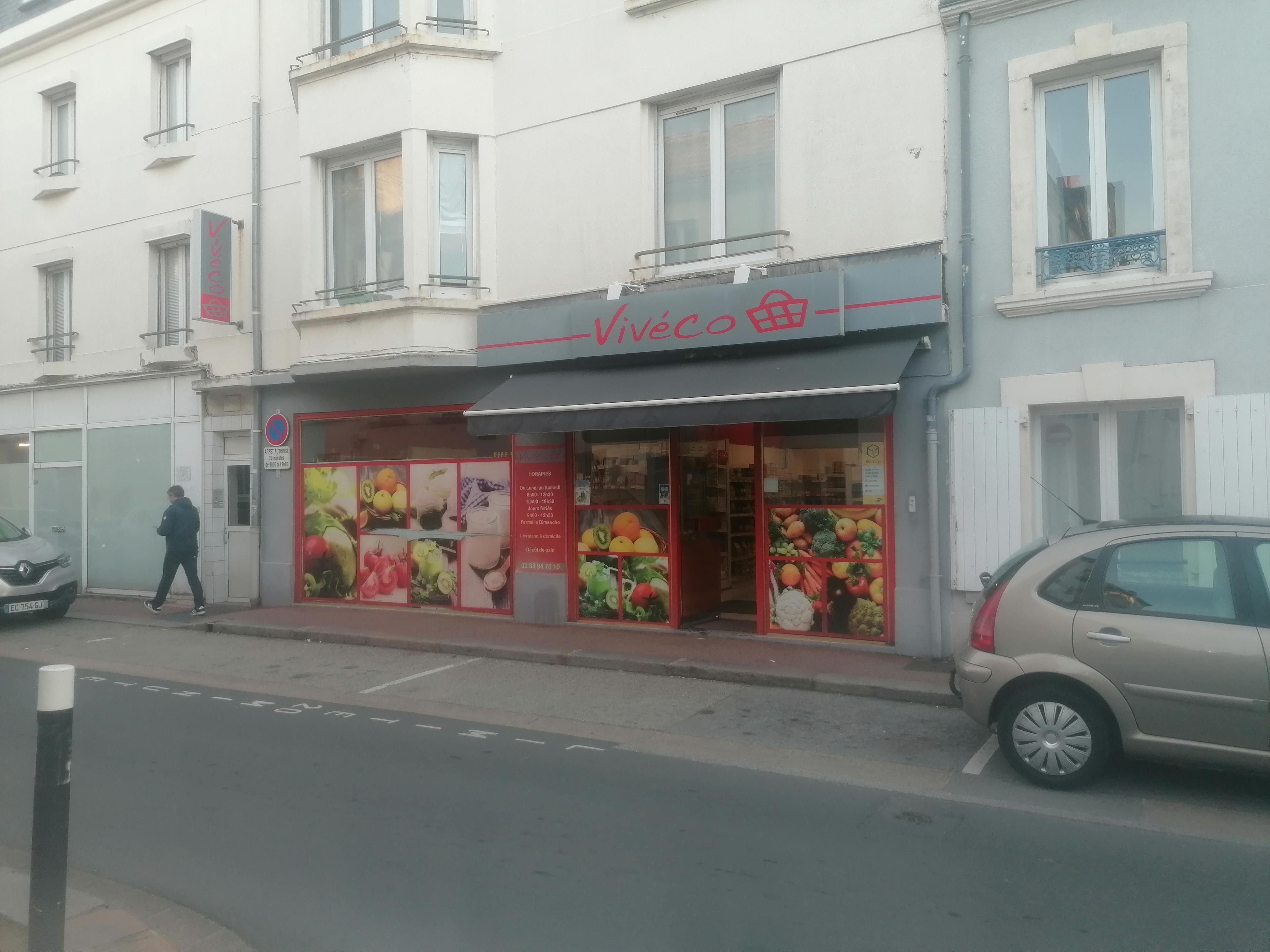Vend fond de commerce 75 000 euros net vendeur hors stock.
Magasin de 55 m2 plus une réserve de 40 m2.
Ouvert depuis plus de 20 ans dans un quartier huppé.
Alimentation générale, crémerie, fruits et légumes, surgelés, dph, dépôt de pain.
Relais pick up de la poste.
2 stationnements véhicules 20 minutes pour la clientèle devant le magasin. 
Frigo crémerie 6 portes.
Congélateur 3m, 4 bacs. 
2 frigos 1 porte, 1 pour canettes et 1 pour bouteilles. 
Clientèle d habituée et de passage. 
Ouverture magasin 9h par jour, fermé le dimanche. 
1 salariée 28h par mois. 
Magasin pour personne seule ou couple pouvant augmenter les horaires d'ouverture.
CA 2024.
213 700 euros ht.