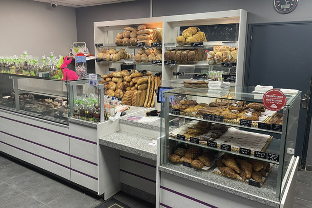 Commune résidentielle de + de 3.000 habitants, à 20 mn de Lille (au cœur de la Pévèle). 
Belle affaire exploitée au centre du village. 
Clientèle fidèle depuis plus  de 18 ans 
Surface commerciale, labo, fournil et réserves : 150m2. Labo et matériel fonctionnel 
Magasin et vitrines rénovés en 2020
Logement rénové et spacieux à l’étage, grande cour intérieure avec annexes. 
Rue passante avec grand parking 
Prix du fond de commerce 225000€, CA en progression et en rapport 
Possibilité achat murs et fond