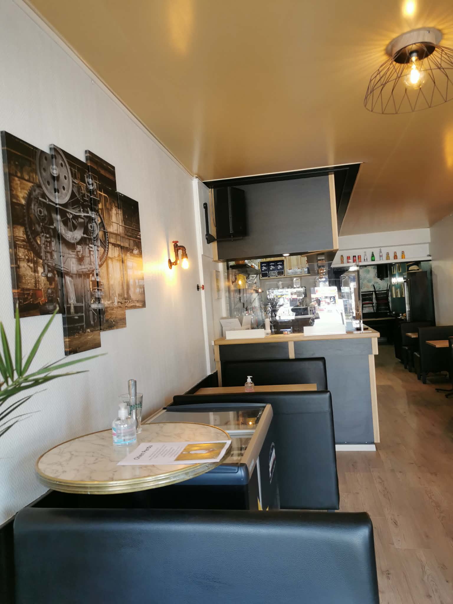 A saisir : Fond de commerce en centre bourg idéalement situé au cœur d’un village dynamique de 4600 habitants avec de nombreux commerces à proximité.
L’établissement offre une capacité de 35 couverts en salle et jusqu’à 50 places en saison estivale avec une terrasse bénéficiant d’une excellente visibilité.
Le village se situe dans l’Eure mais a 15 km de Honfleur et 25km de Deauville. 
Actuellement exploité uniquement le midi,il présente un important potentiel de développement notamment avec une ouverture en soirée.
Un logement  a l’étage de plus de 100m2 est inclus dans le bail. 
Loyer de 887 euros.