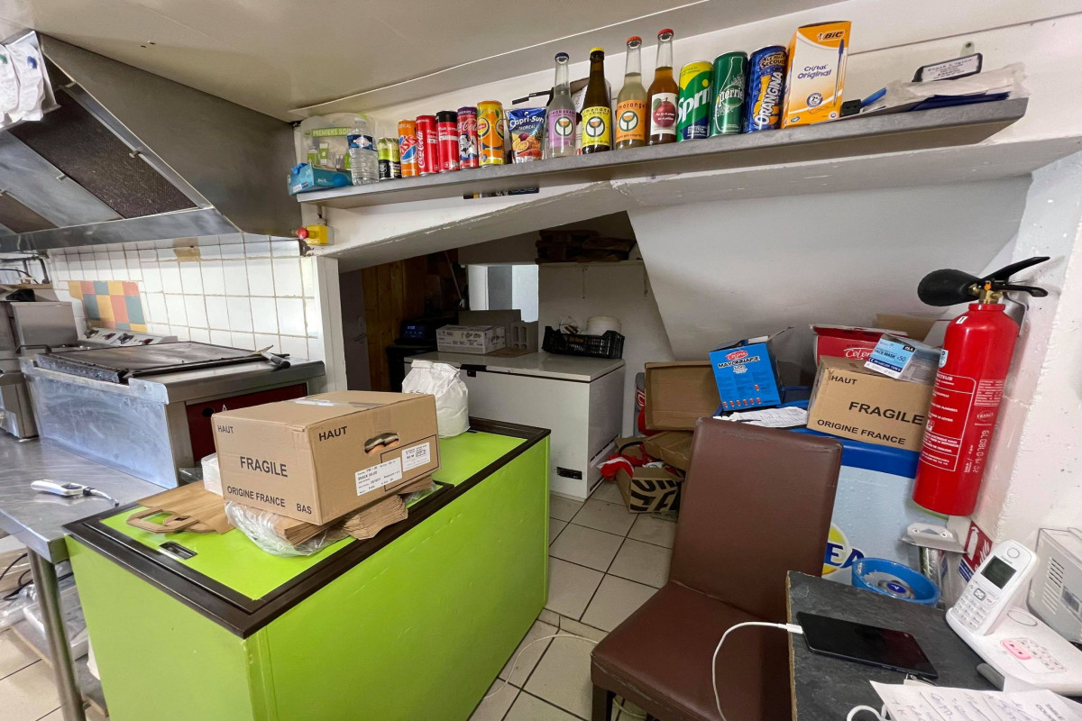 Bonjour,

Je remais mon annonces suite a un désistement de l'acheteur

À vendre snack situé à l?entrée du village face à la Speed Luge, grosse affluence et fort passage! clientèle locale habitué + forte affluence touristique en période de vacances ( juillet, août, février ++
Chiffres d?affaires pouvant dépasser les 10000? par mois en ces périodes).

Snack à emporter uniquement.

activité actuelle : kebabs, burgers, frites, paninis, tacos, gaufres, crêpes, glaces, boisson canette, bières ect..

Vendu uniquement car nous avons un autre projet professionnel dans un autre endroit.
Snack vendu prêt à travailler ( il tourne actuellement et n?a jamais fermé depuis 3 ans)(sauf pour congés évidemment).

Loyer par mois : 400? ( loyer non assujetti à la TVA).

Équipement :

2 congèles 400L

2 congèles300L ( 1 appartient au fournisseur )

1 congèle top (90L)

1 saladette 8 bac GN 1/4 profondeur 15cm

1 frigo boisson 560 L

1 frigo 430L

1 frigo 540L stockage

1 frigo boisson vitrée d?environ 150/200L

1 frigo 4 porte table de travail ( mars 2021)

1 cellule de refroidissement positive et négative ( 2014) puissance 750w

1 four pâtissier ( vapeur) (mars 2021)
Puissance 3400 w

1 crêpières à gaz 5 branches

1 gaufriers électriques ( février 2021) puissance 1600W

1 grill électrique rainurée puissance 2000W

1 broche à kebab (5kg)à gaz puissance 3,25kw

1 friteuses doubles bac 2x10L puissance 2x6000W triphasé

1 plancha à gaz ( marque charvet) a brique réfractaire plus plaque en fonte dessus maximum 4kw ( puissance max du détenteur)

1 hotte avec moteur déporté puissance 3000M3 cube a l?heure.

Installation d?eau sous adoucisseur.

1 Chauffe eau 300L ( spécial anti calcaire) puissance 3000W brancher en 220 possibilité 380 ( triphasé)

Prix: 65000?

Plus de renseignements (chiffres d?affaires ect ) uniquement après la première visite .

Premier arriver, premier servi , je ne réserve plus le commerce a moins d'un compromis signer .

Merci.