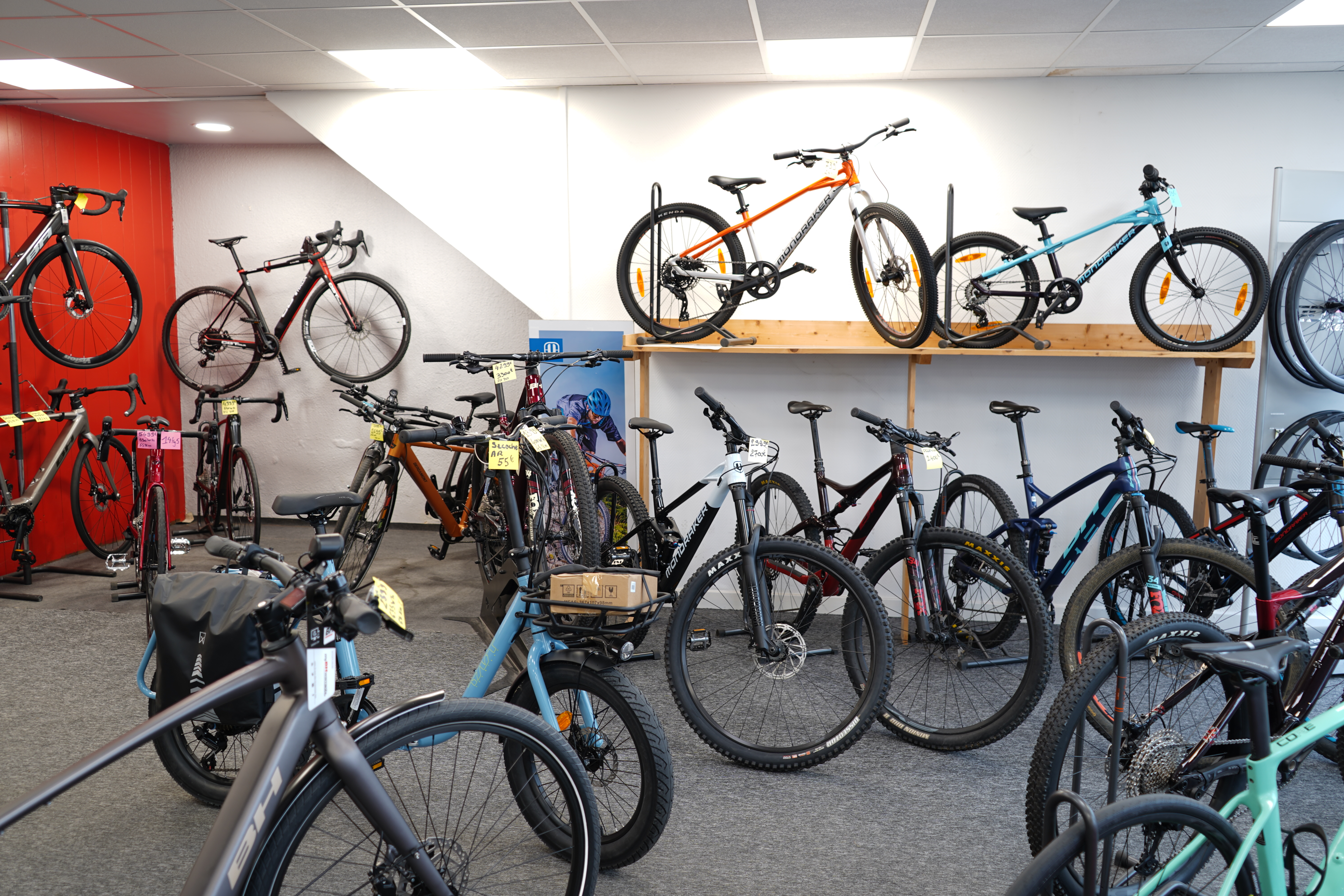 magasin de cycles idéalement placé  avec notamment un maillage  de voies cyclables et touristiques
de plein pied avec une bonne visibilité locale, doté d'une grande façade et d'un parking privé devant le bâtiment 
entretien et réparation VTT, VAE et route
reconnu localement pour la qualité de ses services, son portefeuille client et sa rentabilité
potentiel de développement important
2 salariés
surface totale 308 m2 dont 207 m2 espace commercial, 29 m2 atelier et 72 m2 de stockage
loyer actuel de 2100 euros TTC