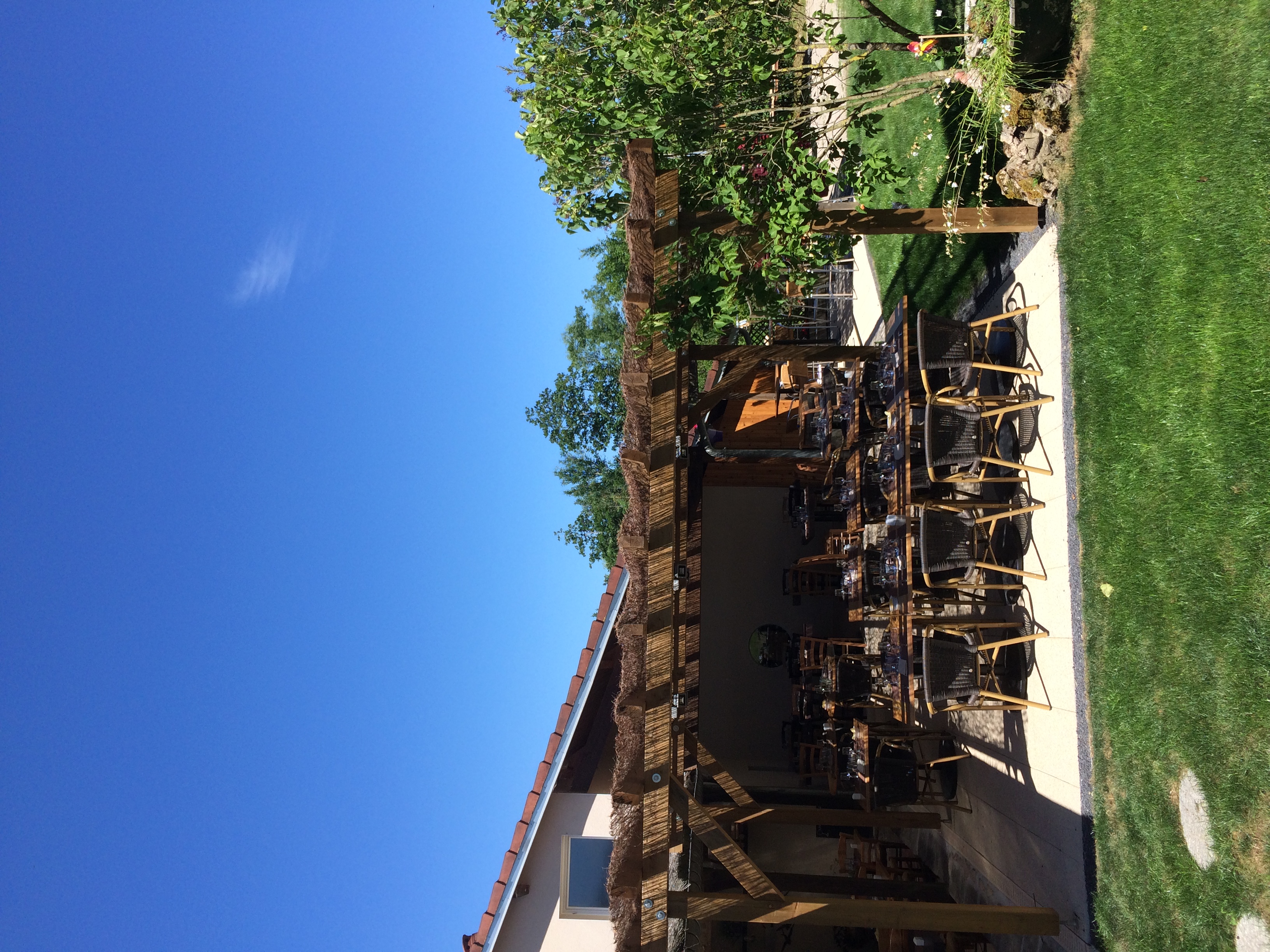 Restaurant traditionnel à They s montfort à 4 kms de la ville thermale Vittel avec toutes les commodités.. affaire saine  sans travaux à prévoir.. négociable dans la limite du raisonnable…murs et fond..