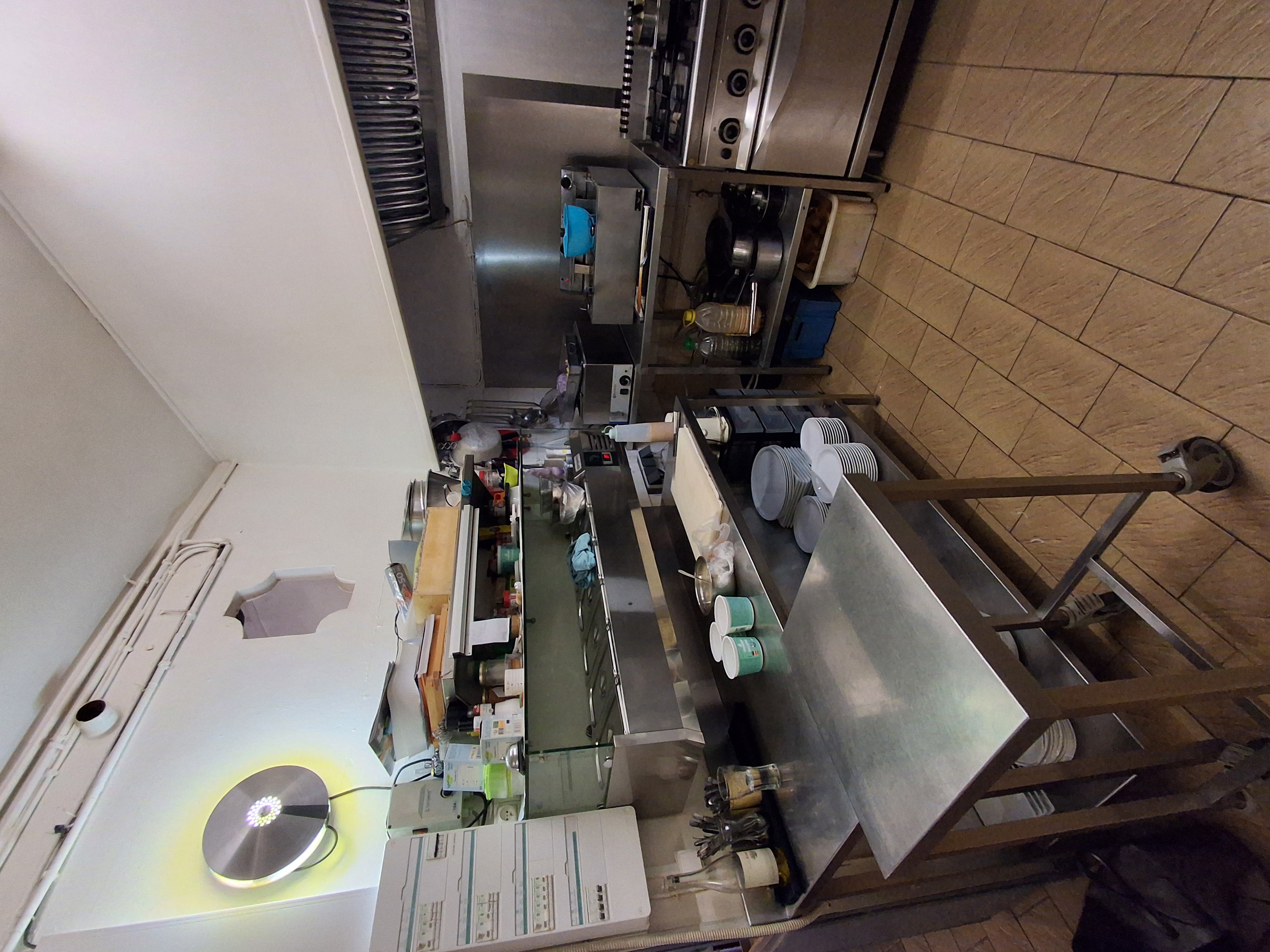 Vends fonds de commerce de bar restaurant avec licence IV, cause départ à la retraite. Emplacement n°1 devant l'esplanade du village, entièrement rénovée en 2025, avec stationnement tout proche.

Capacité 32 places assises en salle et une terrasse de 72 m² ombragée (32 places), une cuisine équipée avec extraction en toiture et un bar. Affaire tenue aujourd'hui par le gérant avec un cuisinier le midi. Gros avantage : un logement de 115 m² inclu (3 chambres, double vitrages aux chambres du 1er étage, clim dans la pièce de vie - entrée indépendante et aussi par le restaurant).

Clientèle fidèle d'habitués et de vacanciers, village vivant avec ses nombreuses associations, école, médiathèque, restaurant, médecins, dentiste et épicerie voisine.

Actuellement ouvert le midi en semaine. Le soir et le week-end restent à redévelopper, le potentiel est réel. À 10 minutes de Lézignan-Corbières, à 30 minutes de Narbonne, sur la route des Corbières, ici c'est 5000 véhicules / jour qui circulent devant l'établissement. Une aubaine ! "A emporter" pas encore exploité. 3 places de "stationnement minute" juste devant.

Loyer de 941 €/mois HT, logement compris, bail jusqu'en 2034. Dépôt de garanties : 2 mois.

CA moyen des 3 dernières années : 125 000 €.
EBE retraité : 30 000 € LOGEMENT INCLU !
Prix de vente : 89.000 € HAI