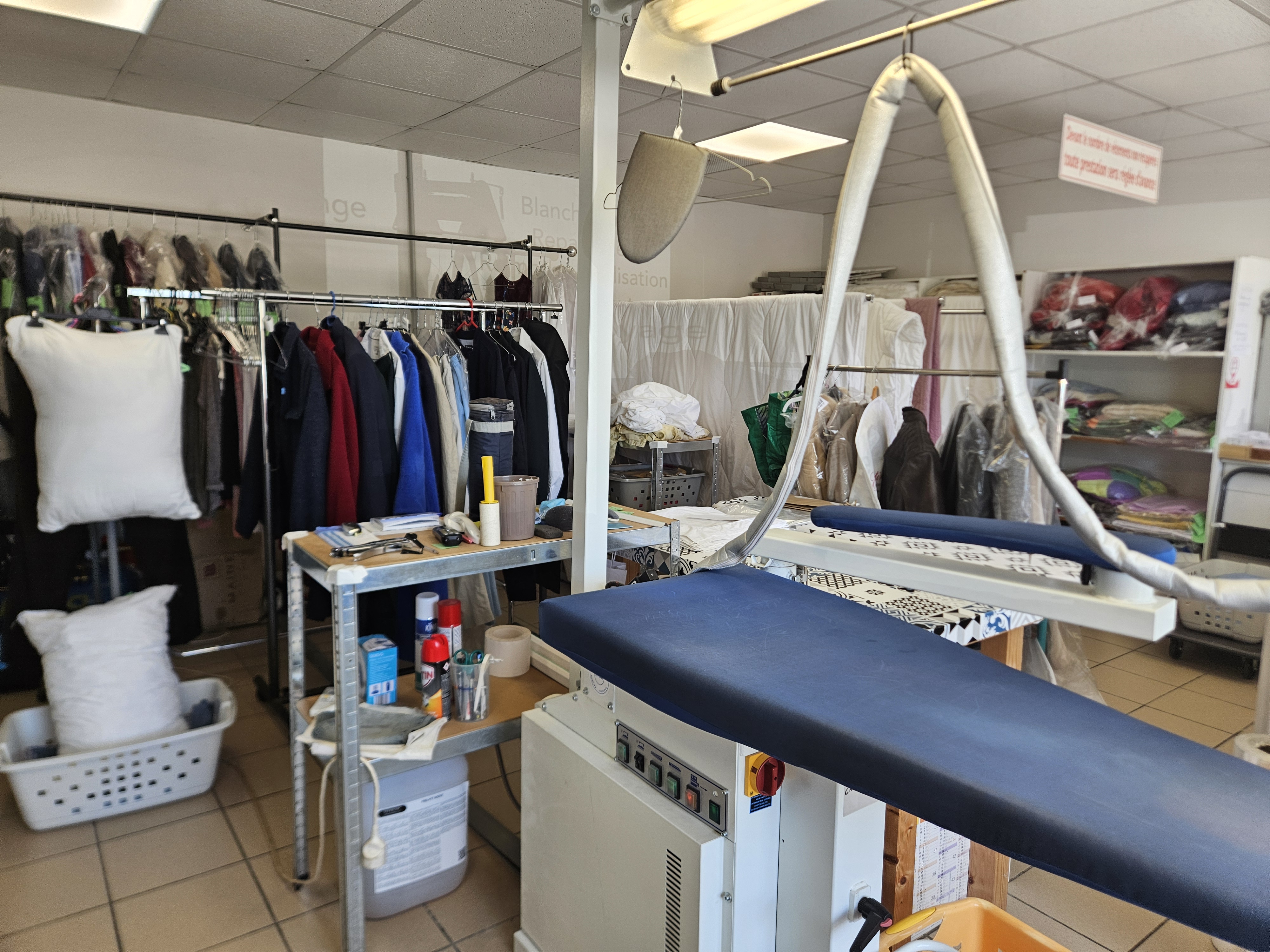 Pressing en aquanettoyage.
50 m2.
Clientèles particuliers et professionnels fidèles. 
Tout le matériels en bon état. 
Idéalement situé avec parking. 
Proche de 2 grandes surfaces et du centre ville. 
Loyer modéré. 
Petit prix de vente cause santé.