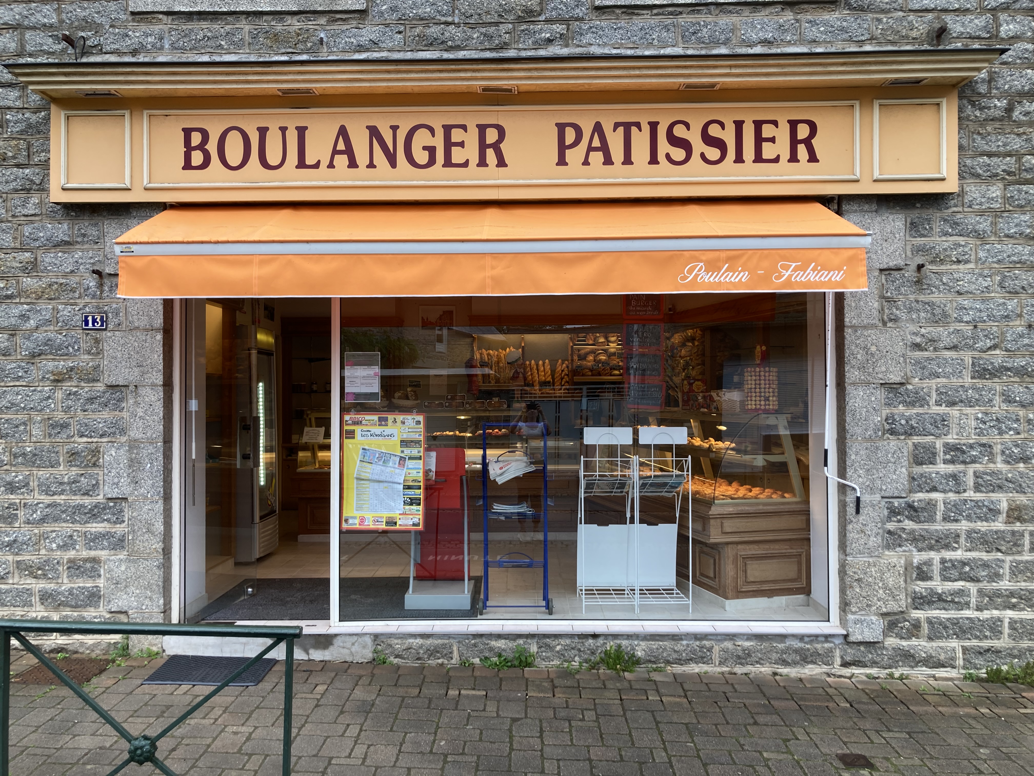 Boulangerie pâtisserie artisanale situé à Pédernec (20min de la côte de granit rose), sans concurrence sur une commune de 2000 habitants.
Offre traiteur en développement.
Affaire tenue depuis 8 ans par un couple (boulanger + vendeuse) + une vendeuse à mi temps et un boulanger pâtissier.
Fermeture dimanche et lundi.
Surface laboratoire de 100m2 + magasin.
Locaux propres et matériel toujours bien entretenu.
Loyer attractif de 600€/mois.
Chiffre d’affaire de 309 000€.