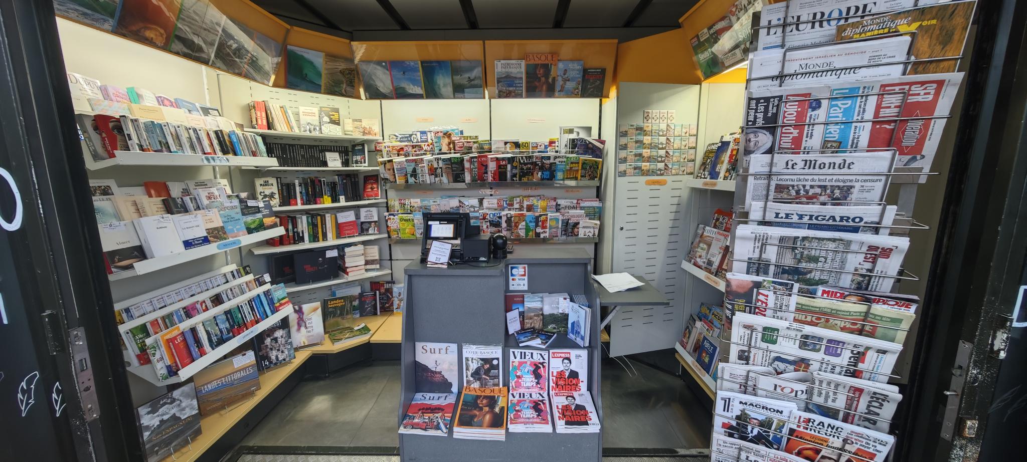 Sur un très bel emplacement au centre commercial des docks de Biarritz, entouré de commerces de qualité (boulangerie, primeur, bar...), nous vous proposons d'être un acteur local en devenant kiosquier « presse – loto – multiservices ».

En tant que gérant indépendant enregistré au Registre du Commerce (non salarié, SAS, SASU, SARL, EURL, EI, micro-entreprise…), vous animerez le kiosque situé 44 rue Luis Mariano.

Idéal pour un complément de revenu, les retraités sont les bienvenus.

Vous disposerez de ce kiosque sans droit d’entrée, sans investissement dans un pas de porte ou fonds de commerce avec de faibles charges :

Loyer 320€ HT mensuel, dépôt de garantie 1152 € encaissé
Electricité
Assurance
Routeur ou box 4G
Caisse informatisée spécifique à la presse(Strator, Bimedia, JDC…): entre 80 et 100€/mois
Un fond de roulement/trésorerie de 5000€ est conseillé pour votre fonctionnement
Contrat de 2 ans renouvelable

Un agrément de diffuseur de presse en effectuant une formation obligatoire vous sera délivré (elle est payante, en présentielle ou à distance. Le dépôt de presse BAYONNE DIFFUSION PRESSE vous indiquera les conditions et le métier, et il vous livrera quotidiennement les journaux.

Un autre dossier sera à présenter pour les jeux ( “la Française des Jeux/FDJ”). Prévoyez 2 mois minimum avant une ouverture(avec les jeux).

Les activités exercées sont principalement, la presse :

Presse nationale(23%) et régionale(14%)
Les jeux de la Française des jeux (FDJ): jeux de grattage, tirage (5%)
Les souvenirs, les cartes postales, librairie, petits relais colis, bimbeloterie souvenirs, transfert d'argent (Western Union...)

Néanmoins, si vous aviez des idées d'activités en plus de celles proposées (artisanales par exemple), faites moi en part, nous étudierons les idées avec la direction du centre.

Vos revenus proviendront des commissions

Les horaires sont en général de 8h à 13h ; vous pourrez fermer le lundi par exemple ce qui vous ferait une pose de 1.5 jours (dimanche après-midi et lundi)
Aussi, à voir ensemble mais vous pourriez ouvrir que les matins en basse saison et en journée à la belle saison. Ne prévoyez pas de salarié.

LIBRE dès le 1er octobre 2026

Je reste à votre écoute pour vous apporter plus de détails.