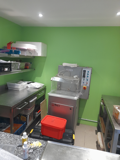 Nous vendons notre commerce en raison d'un départ à la retraite.

Le local est très spacieux avec un espace de travail pour la boulangerie, la pâtisserie, la viennoiserie et même pour le chocolat ! 
Nos équipements sont nombreux et entretenus. 
Point important : il n'y a aucun travaux à prévoir.
Le laboratoire pâtisserie, le local viennoiserie et le magasin sont climatisés. 
Un parking client est à côté de la boulangerie et facilement accessible.
Il y a également un appartement de type T4 sur place avec un jardin clos, une cour et un garage.

Au plaisir de vous faire visiter notre belle boulangerie !