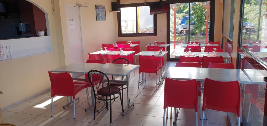 niché au coeur d'un charmant village de la
région de la Bièvre, ce commerce de village combine les attributs d'un bar, d'un restaurant, d'une pizzeria et d'une épicerie, offrant un fort potentiel. Avec une capacité d'accueil d'environ 50 convives, cet établissement dispose également d'un espace de stationnement en face de l'entrée.
Conformément aux normes d'accessibilité pour les personnes à mobilité réduite, cet espace propose une variété de services. En plus des options de restauration, il abrite une épicerie bien approvisionnée, un dépôt
de pains frais et viennoiseries, un point de vente pour les jeux de la Française des Jeux, ainsi qu'une sélection de journaux et de magazines. De plus, il propose des services de retrait et de dépôt de colis, répondant ainsi
aux besoins variés de la clientèle.
Stratégiquement située, cette entreprise englobe une surface totale de 176 mètres carrés. Forte d'une clientèle
locale fidèle et d'un passage régulier, elle se démarque par sa popularité. Les aménagements comprennent deux salles de restauration, l'une pouvant accueillir 30 convives et l'autre 20, toutes deux reliées à un bar. La cuisine, équipée avec des appareils de haute qualité tels qu'un four vapeur et une hotte professionnelle, répond aux besoins opérationnels. Les commodités nécessaires à l'activité, comme la zone de lavage, les
toilettes et l'équipement complet pour la préparation de pizzas (comprenant un grand four et une vitrine réfrigérée), sont soigneusement agencées. En plus des espaces dédiés à la restauration, cette entreprise dispose d'un bureau fonctionnel, de trois toilettes séparées, d'un espace de stockage et d'un garage. Une grande terrasse abritée, pouvant accueillir jusqu'à 50 personnes, complète l'ensemble. En termes de confort, le chauffage au sol et la climatisation par pompe à chaleur sont installés pour assurer une ambiance agréable tout au long de l'année.
Le loyer mensuel pour cet établissement s'élève à 533 euros hors taxes. Si vous êtes à la recherche d'une opportunité exceptionnelle dans le secteur de la restauration et des services, cette offre mérite votre attention.