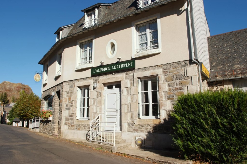 La municipalité d´´´´ apchon commune dans le Cantal  proche du grand du Puy Mary recherche exploitant pour son hôtel restaurant.
L établissement est composé de 7 chambres.