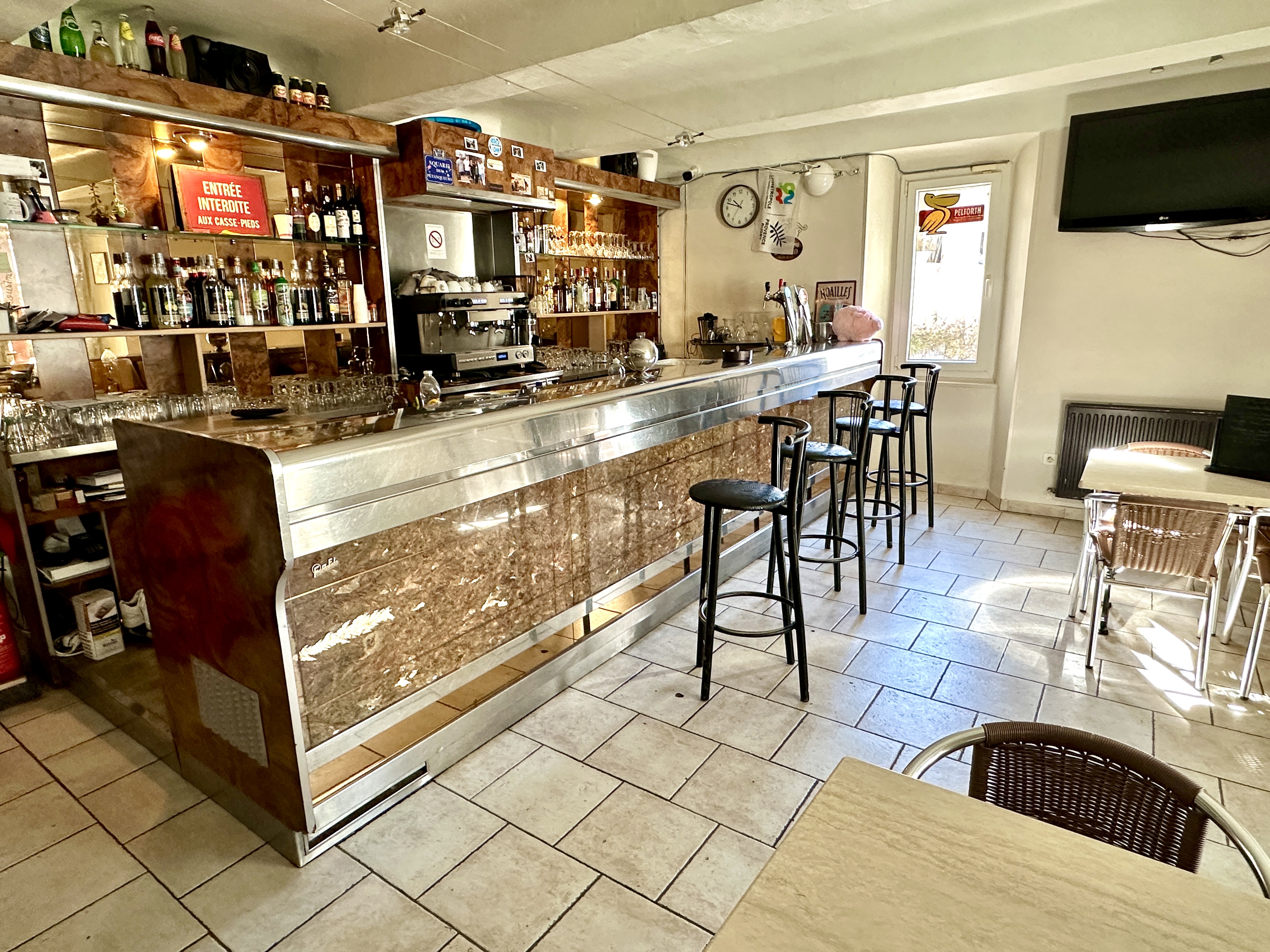 A Vendre - Fonds de Commerce Bar - Restaurant

A Ongles, charmant village provençal niché au pied de la montagne de Lure idéalement situé au carrefour de Saint-Etienne les Orgues, Banon et Forcalquier. Village réputé pour sa quiétude et sa qualité de vie au plus proche de la nature venez découvrir cette belle affaire principale lieu de vie de la commune.

Fonds de commerce historique sur le secteur vous serez séduits par le potentiel remarquable de ce bien. L'affaire est actuellement exploité par une gérante et deux salariés.

Principal lieu de vie de la commune, le fonds bénéficie de la licence 4 et profite d'une capacité d'accueil de 80 couverts intérieurs et 100 à l'extérieur.

Profitant de nombreuses parties distinctes les locaux se répartissent de la manière suivante :
Un espace "Bar" pour l'accueil des convives à toutes heures de la journée d'une superficie d'environ 35 m²,
Une grande salle de restaurant pour profiter de bons moments autour d'une belle cheminée à foyer ouvert,
Une cuisine aménagée et prête à l'emploi disposant de sa réserve sèche,
Un espace véranda de plus de 38 m² avec climatisation réversible,
Une grande terrasse sur le domaine public (redevance annuelle de 365 € par an),
Un grand appartement de trois pièces actuellement destiné au stockage des marchandises et divers matériels d'un superficie totale d'environ 42 m².
Les locaux sont actuellement loués sous bail commercial qui sera renouvelé pour la vente.

LES POINTS FORTS :
    - Emplacement,
    - Absence de concurrence sur le secteur,
    -  Prêt à l'emploi