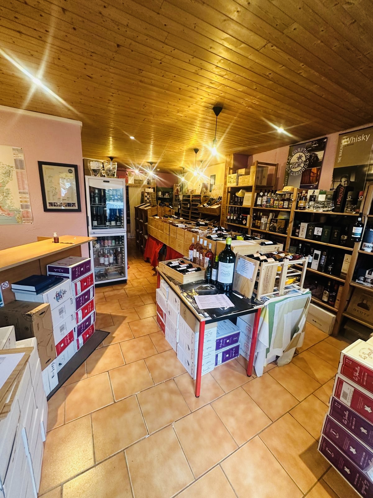 Cave à vin sur une place très commerçante (boulangerie, tabac, coiffeur, etc) avec parking, disponible de suite. 
Rideaux métalliques, vitrine, stock à reprendre ou non, etc 
Faire offre si intéressé