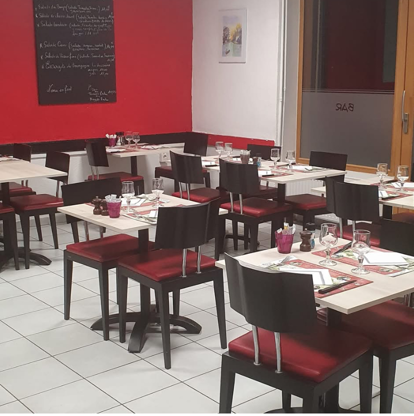 Suite départ en retraite, offre de location gérance d’un Bar Restaurant situé au Châtelard, Cœur des Bauges.
Idéalement placé le long d’une route passante.
L’établissement est doté d’une salle de Bar, d’une salle de 25 couverts et d’une terrasse ombragée à l’arrière. Possibilité de louer une seconde terrasse.
La cuisine est entièrement équipée.
Idéal pour un couple.
Libre à partir de novembre 2025.