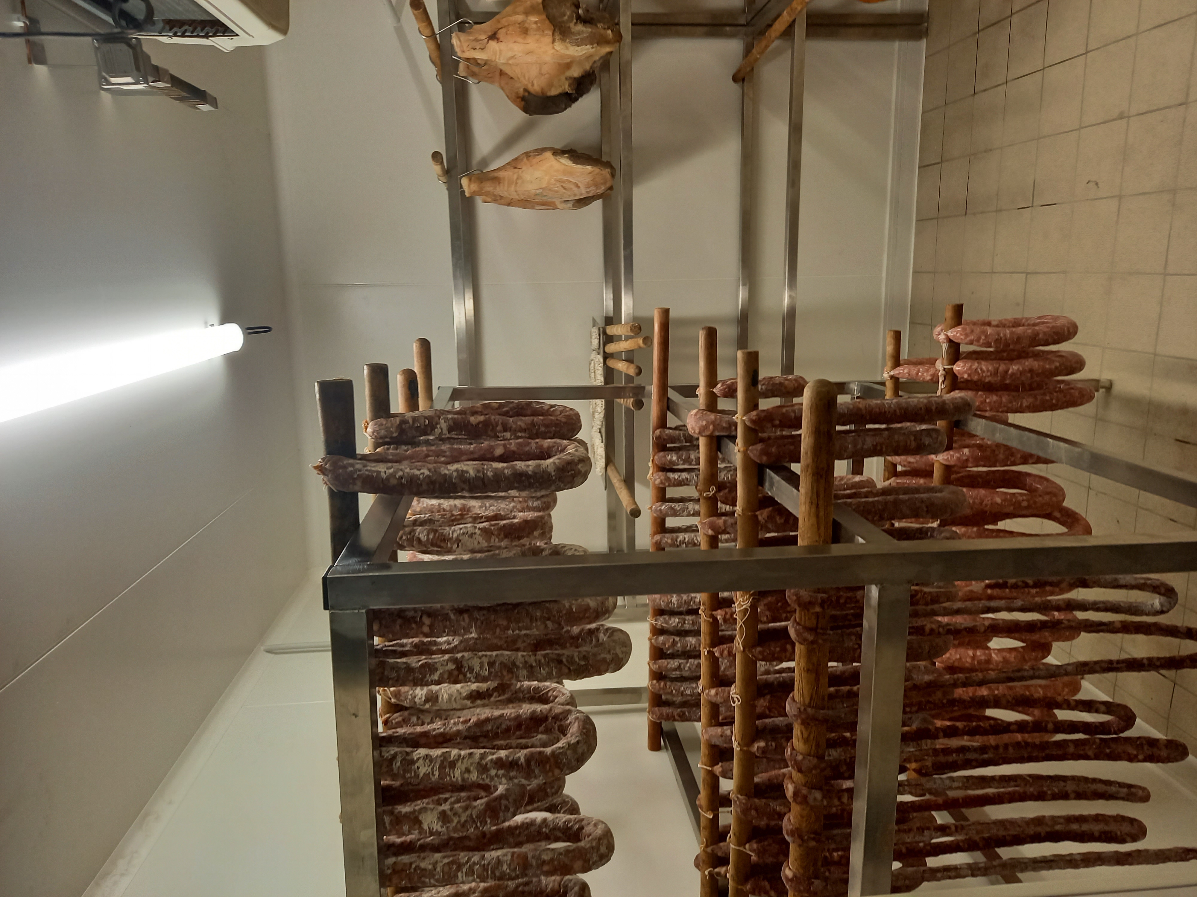 Commerce historique de Prayssac, la maison VAYSSE a été fondé dans le centre-bourg de Prayssac en 1965. L’établissement propose des produits de qualité, pour la majorité sourcée localement, les plats cuisinés et la charcuterie sont faits maison, dans le respect de la tradition. 
Aujourd’hui la boucherie est gérée par le couple de gérants. Il y aurait possibilité de recruter un salarié et un apprenti en plus.
La boucherie dispose d’un magasin spacieux de 75m², entièrement rénové en 2002, ainsi que des espaces de travail réhabilité en 2014, y compris un laboratoire de découpe, un local de production, des chambres froides et un séchoir. Le laboratoire est entièrement équipé avec du matériel entretenu régulièrement et en très bon état. 
Véritable commerce de destination dans la région et moteur pour l’activité du centre-bourg de Prayssac, la boucherie a un rayonnement local, régional, voire national, avec une clientèle fidèle et bien établie. Son chiffre d’affaires annuel est de 700K€ en moyenne sur les 5 dernières années. 
Loyer : 800 €/mois