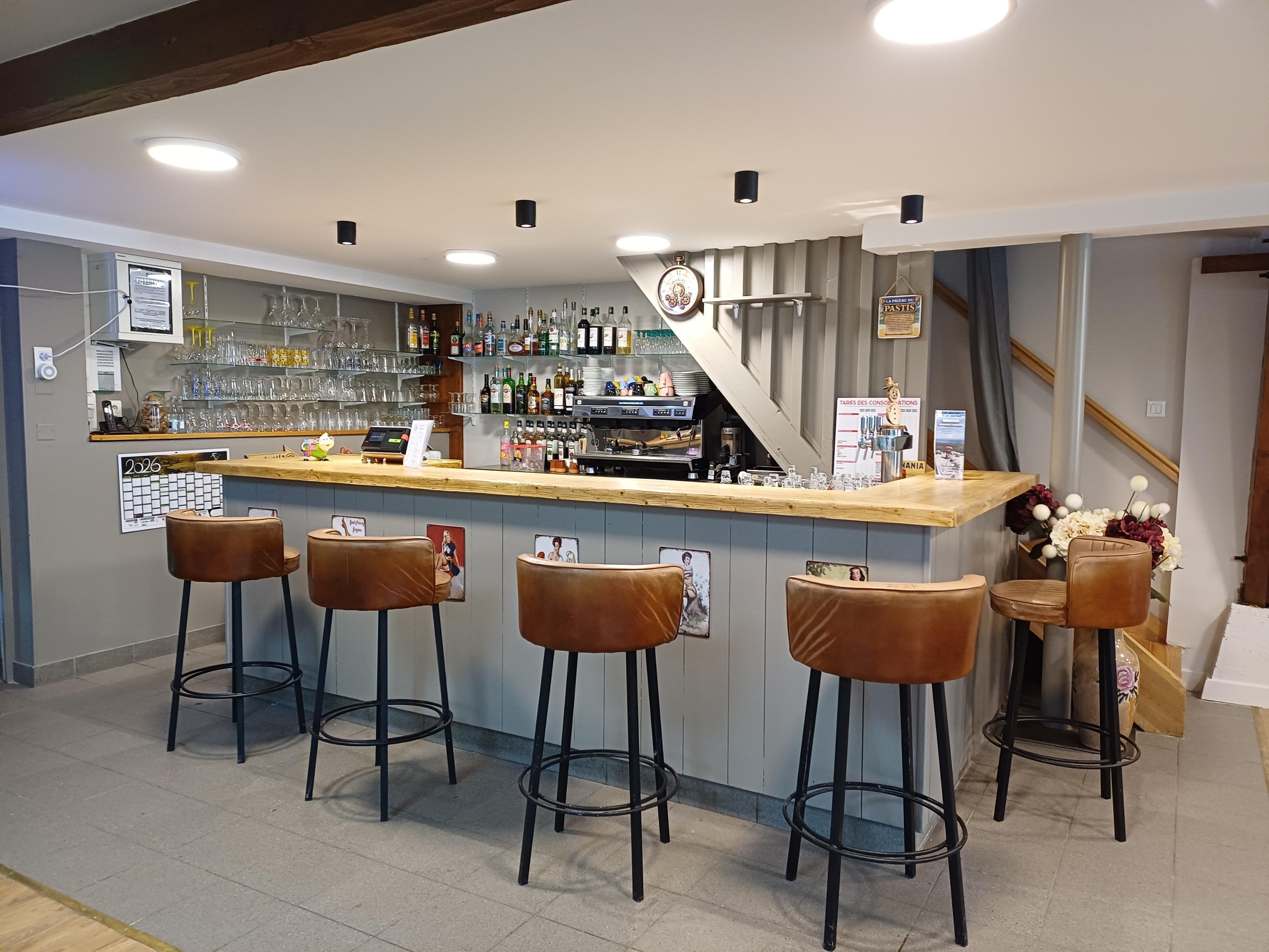A reprendre, restaurant – bar- gîte proposant de la restauration traditionnelle, un bar licence IV et des hébergements au cœur de la Margeride à 10 km du lac de Charpal. Logement proposé aux exploitants au-dessus du restaurant. Structure avec une belle capacité : 100m² de cuisine, 300m² de gites, 200m² de restaurant. Idéal pour un couple. 
Conditions de mise à disposition : vente du fonds de commerce : 50 000€ - Location des murs via bail 3-6-9 : 400€ pour le logement et 720€ pour le restaurant.
