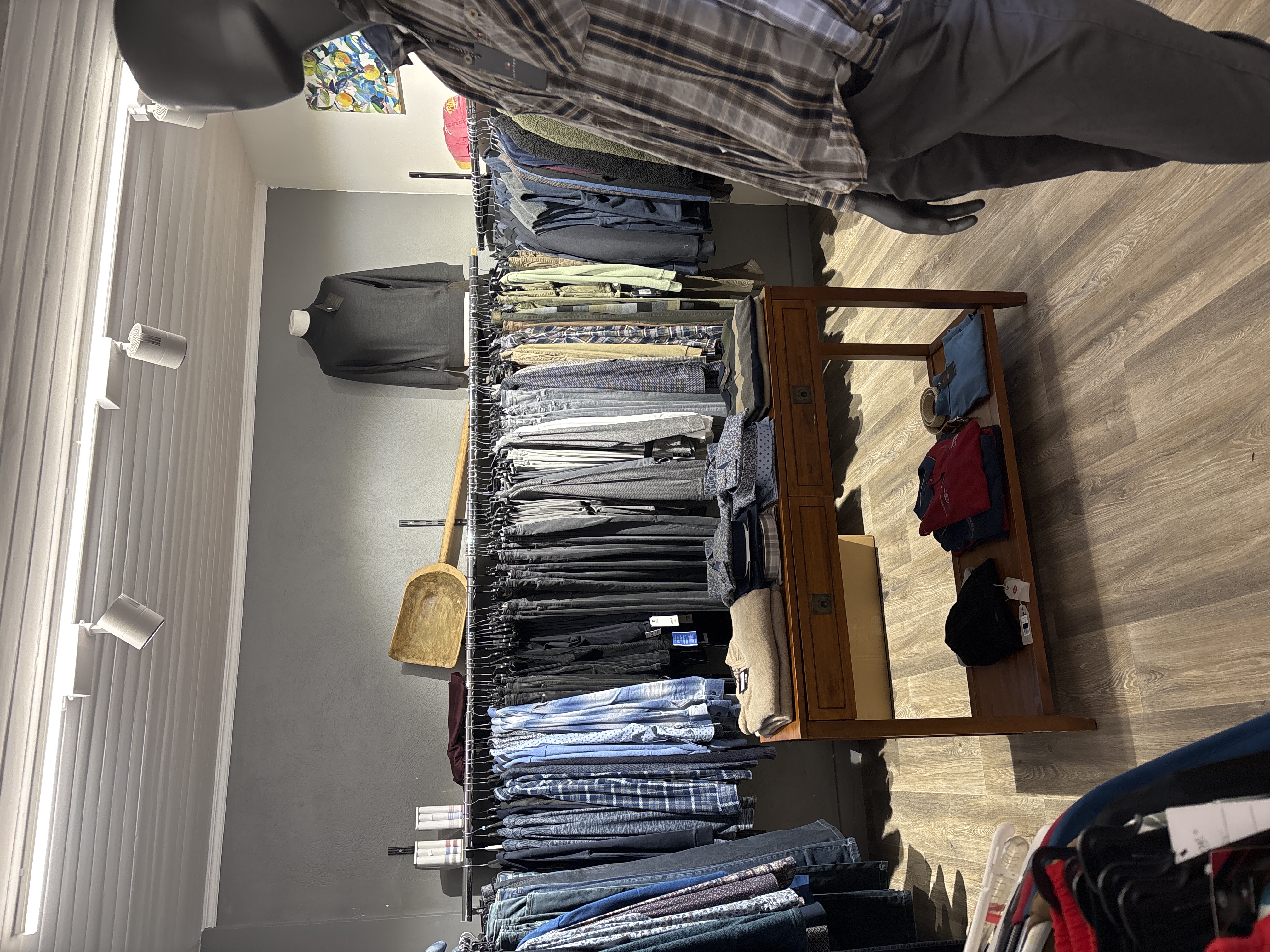 Au sein d’un joli village de 1500 habitants, parmi quelques commerces de proximité comme la boulangerie, boucherie, épicerie, pharmacie, bar, salon de thé etc… se trouve une jolie boutique de vêtements hommes et femmes de 70m2 avec une réserve de 30m2 ,avec pierres apparentes à l’entrée, peintures refaites , sol refait également en lino imitation parquet. Cette boutique est très appréciée car tout le monde y trouve son bonheur. De la taille 34 à la taille 60 et convient aux personnes de 30 à 100 ans..
Le local appartient à la mairie et bénéficie d’un loyer modéré.