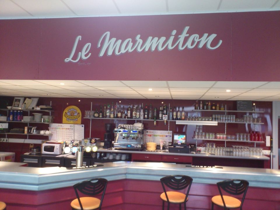 Un immeuble à usage d’habitation et de commerce sis 14 rue Jean-Marie Mélisson, comprenant :

- au rez de chaussée : salle de bar, salle de restaurant, sanitaires, cuisine, autre pièce surélevée, couloir, vestiaire, salle d’eau, bureau.
- au premier étage : huit pièces, W.C. et salle de bains.

Cave sous partie.

Cour devant sur laquelle existe un ancien préau et une terrasse aménagée.

Jardin au midi des bâtiments.

Le tout cadastré section C, numéros :
-	118 classé en sol, pour …………………………… 8 a 70 ca
-	et 119 classé en  jardin, pour …………………….. 9 a 30 ca

Ensemble : dix huit ares, ci ……………………. 18 a 00 ca