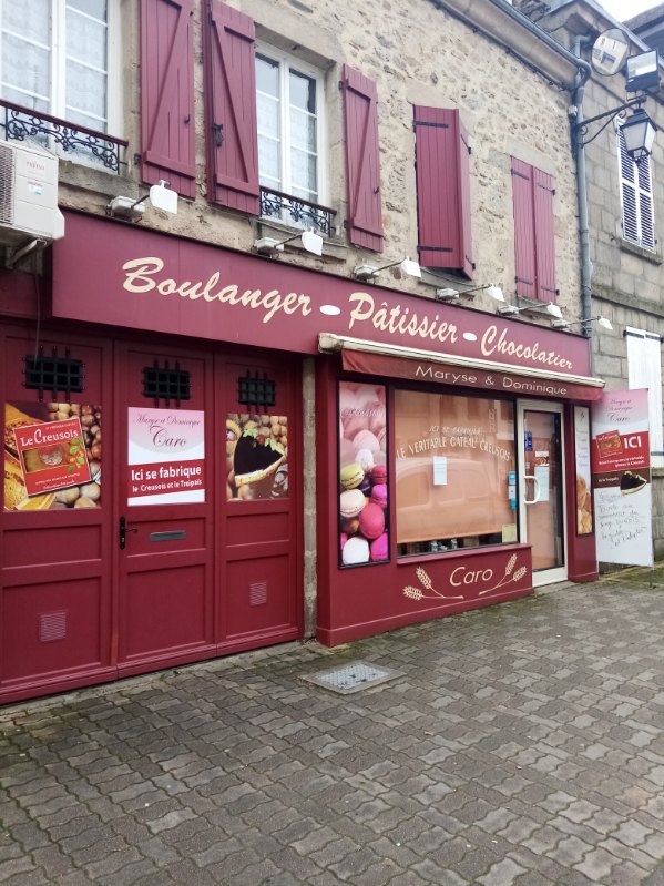 A vendre Boulangerie Pâtisserie.
Pour cause de retraite, nous mettons en vente notre commerce situé sur la commune de Dun le Palestel (23800).
Notre entreprise est implantée sur cette belle commune, depuis plus de 36 ans, en plein centre du bourg, sur un axe principal.
Il s'agit d'une commune rurale de plus de 1200 habitants, avec tous les commerces de proximités (boucher, pharmacie, médecin, librairie tabac presse, banque...), ainsi que des écoles, de la maternelle au collège.
Nous avons une clientèle fidèle de particuliers et de touristes.
Notre local professionnel comprend :
-un magasin de vente de 24m2
-un fournil de 70m2
-un laboratoire de pâtisserie de 15 m2
-une réserve
-un vestiaire sanitaire
Le commerce est équipé également d'un logement T5 situé au-dessus.
Le chiffre d'affaire au 30 septembre 2024 est de 385354 euros HT, entièrement boutique.
Affaire idéale pour un couple.
Prix de vente de 150000euros.
Nous étudierons toutes propositions sérieuses de reprise.