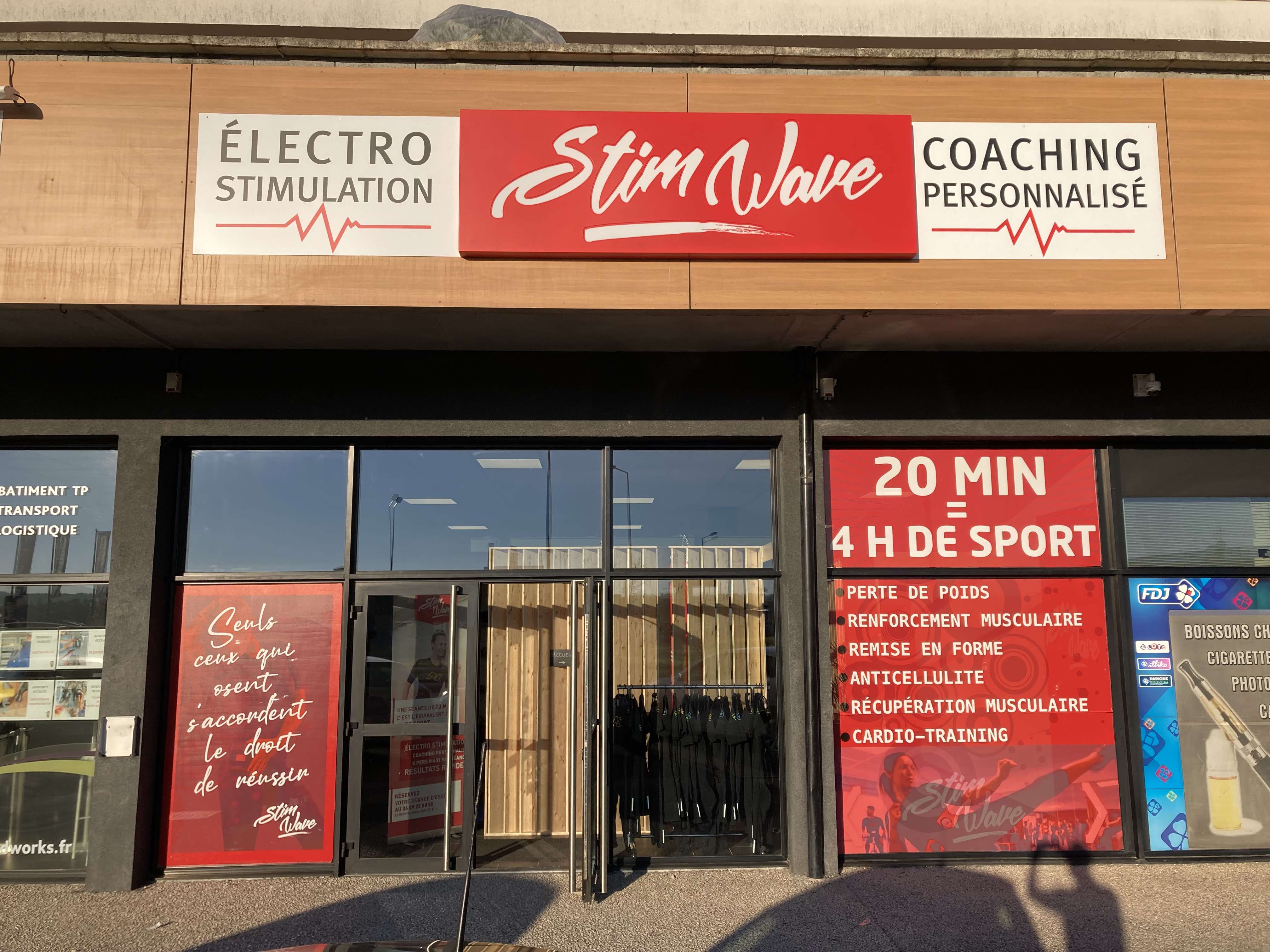 À VENDRE : Salle de sport haut de gamme - EMS STIM WAVE - 156m² - 129 000 €
Localisation : 47550 Boé ( En face d'Ogreen )

Nous mettons en vente notre salle de sport haut de gamme STIM WAVE, spécialisée en électro-stimulation musculaire (EMS) et coaching personnalisé, après 8 ans d'activité.
Située dans un emplacement privilégié avec de nombreuses places de parking à disposition, cette salle est une belle opportunité pour tout entrepreneur souhaitant reprendre une affaire rentable et moderne.

Caractéristiques principales :

Surface totale : 156 m²

Clientèle haut de gamme : Une clientèle fidèle et en pleine croissance

Matériel EMS dernière génération non câblée: Utilisé seulement depuis avril 2024, il garantit des séances d'entraînement efficaces et innovantes

Infrastructures modernes : Tout a été pensé pour offrir confort et efficacité, des équipements aux aménagements intérieurs

Espaces diversifiés :
Une salle de coaching spacieuse et lumineuse
Une salle de bike

Stationnement aisé : Multiples places de parking à proximité immédiate

Excellent état général : Aucune rénovation à prévoir, tout est prêt pour démarrer immédiatement

Pourquoi vendre ?
Après 8 années passionnantes à la tête de STIM WAVE, nous avons d'autres projets à venir et souhaitons passer le relais à une personne motivée pour poursuivre cette aventure avec notre clientèle fidèle.

Avantages :

Affaire clé en main
Aucune charge imprévue
Rentabilité assurée grâce à la notoriété de la salle et la fidélité de la clientèle
Ne manquez pas cette belle opportunité d'acquérir une salle de sport avec un fort potentiel de développement.
Aucune concurrence sur le secteur.

Prix de vente : 129 000 €
Pour plus d'informations ou pour organiser une visite, merci de nous contacter:
Par message via Le Bon Coin ou par mail