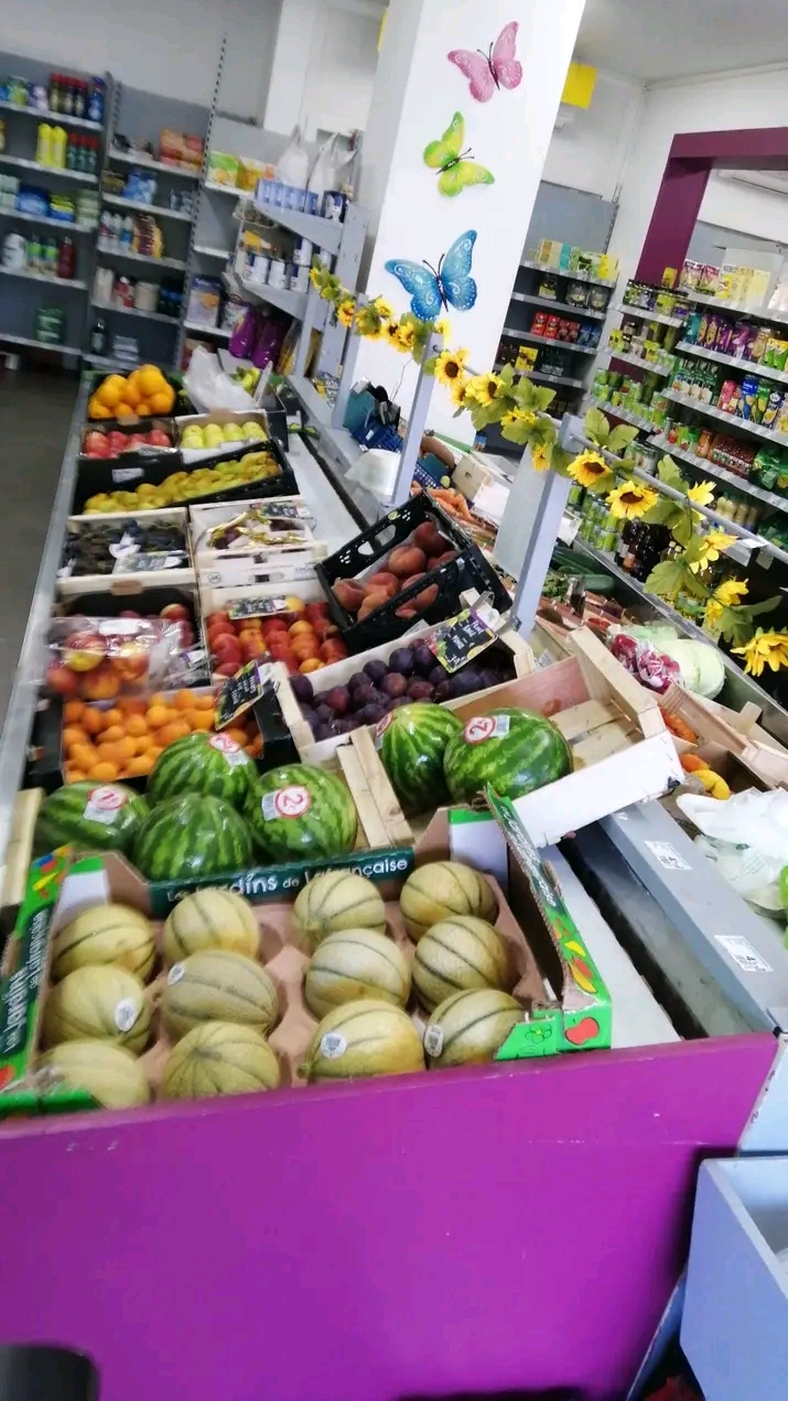 À VENDRE — Fonds de commerce épicerie de quartier (200 m²)
​Idéalement située au cœur d'un quartier dynamique et commerçant, à proximité immédiate d'une école, d'un bureau de tabac, d'une pharmacie et d'un parc public. Bel emplacement garantissant un passage  régulier et une clientèle fidèle.parking,garage et cave à titre.
​Les atouts du bien :
​Superficie : 200 m² d'espace de vente et de stockage.
​État : Travaux récents, aucun frais à prévoir pour le lancement.
​Équipement : Matériel fonctionnel et prêt à l'emploi (vitrines réfrigérées, rayonnages, caisse).
​Prix de cession : 50 000 €
​Pour plus de renseignements ou pour organiser une visite, contactez-moi par message privé ou par téléphone au 0699313438.