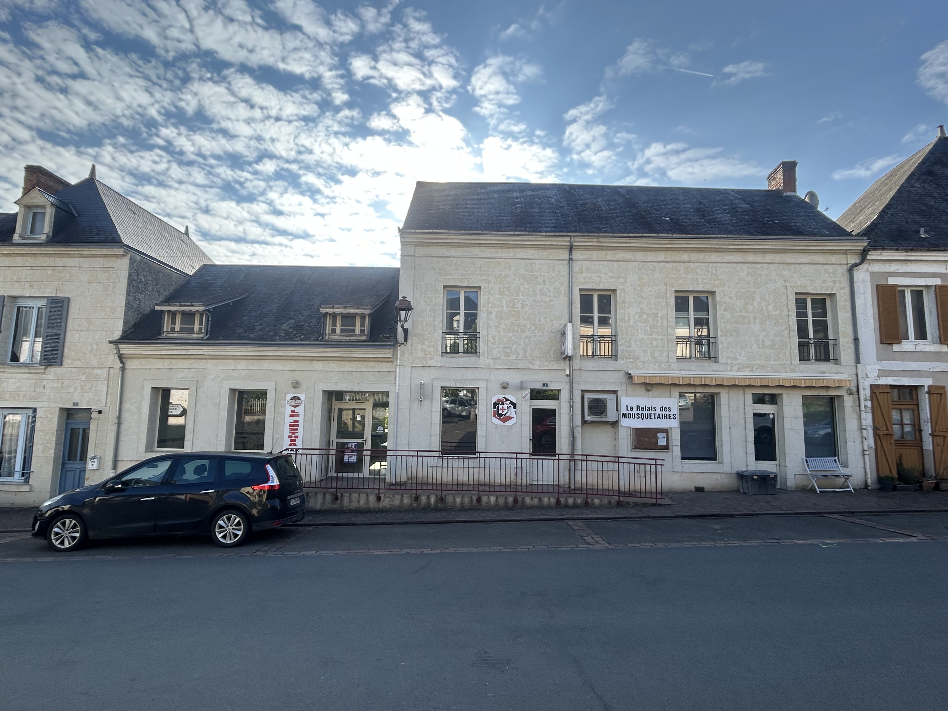 La commune de Courdemanche, 635 habitants dans le sud de la Sarthe, lance un appel à projets pur la reprise de son commerce multi-services.
Un café? Une épicerie? Un restaurant? Ou pourquoi pas les trois à la fois?
C'est l'opportunité unique de redonner vie à un lieu convivial et essentiel pour les habitants. 
La commune recherche une ou plusieurs personnes prêtes à s'investir dans la vie locale. Les locaux sont visitables sur rendez-vous pour permettre d'imaginer votre futur projet.