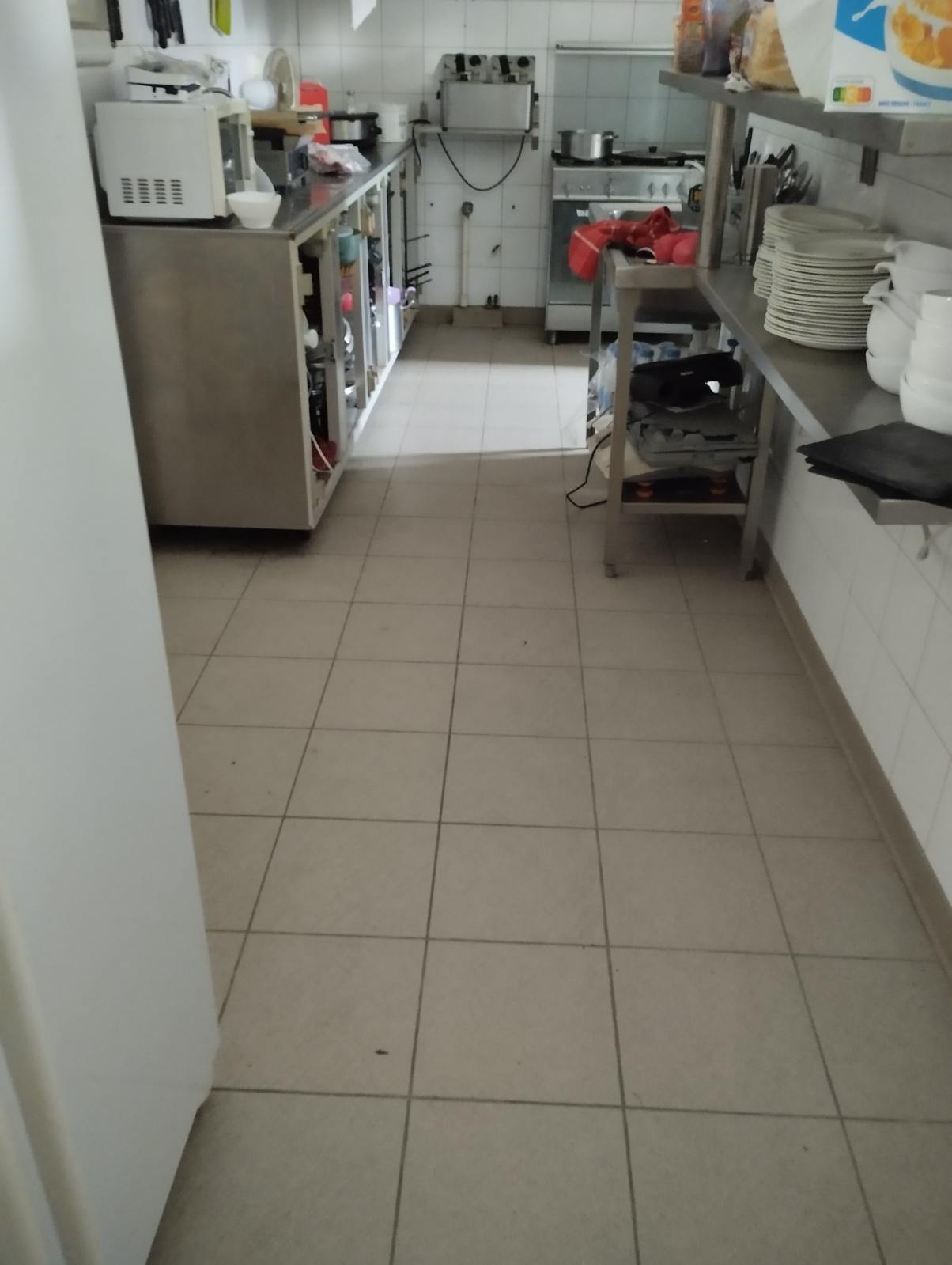 A vendre fonds de commerce pour raison de santé , licence 4, épicerie (livraison possible aux alentours ) , bar brasserie dépot de pain FDJ amigo tv, gaz ,presse relais CA , colis UPS 

terrasse 16 places , intérieur 14 places bar , 14 places petite salle 

terrain de pétanque , agence postale , école, fetes du village week end du 8 mai ,
pour 2 personnes de préférence 

bail commercial avec logement , 3 chambres , cuisine ( congélateur , frigo, four , piano..) sauf lave vaisselle personnel 
loyer 820e / mois 

Annonce sérieuse merci de respecter