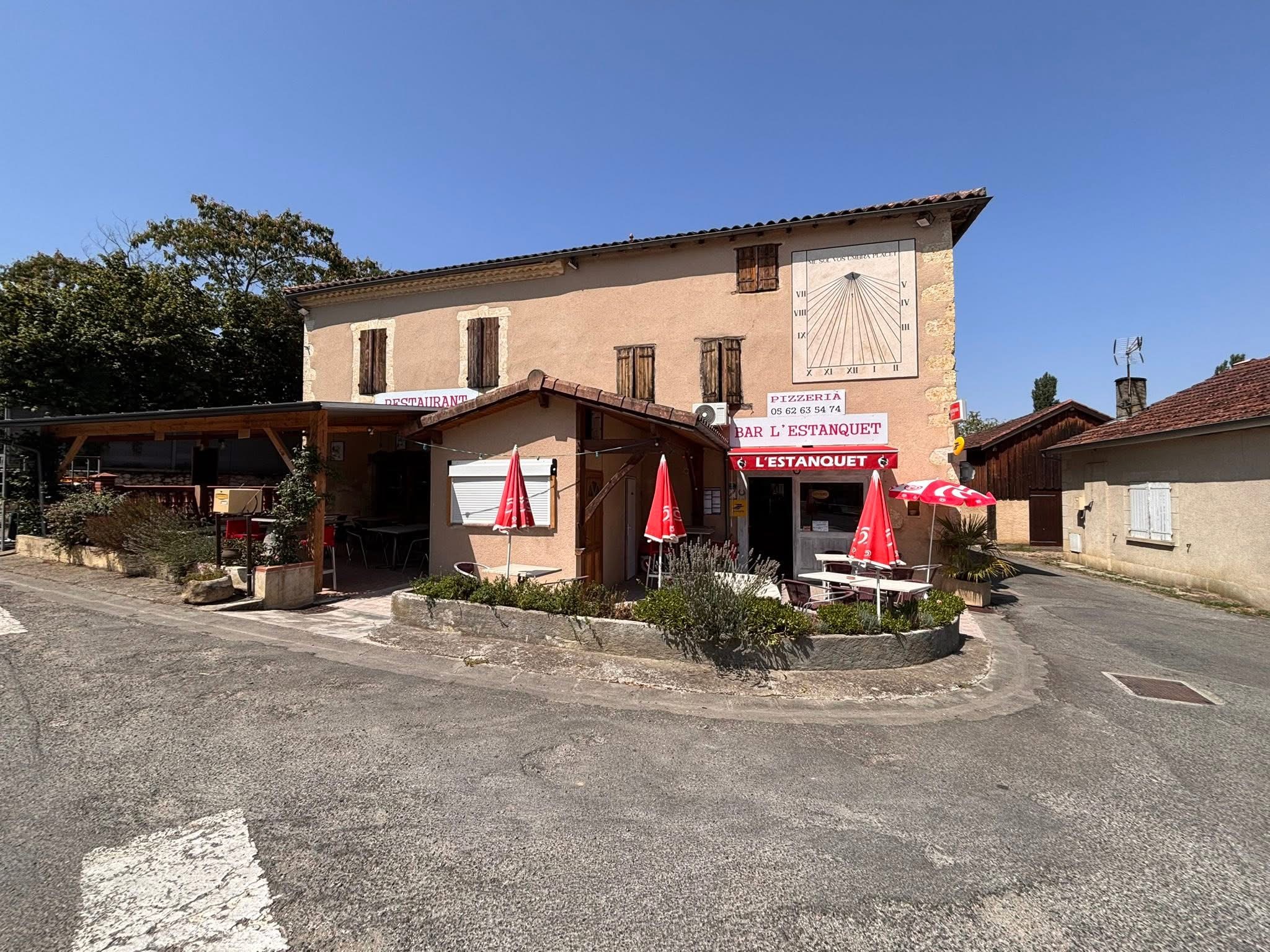 Vend fond de commerce bar restaurant 
30 couverts intérieur 
30 couverts extérieur (terrasse couverte) 
Bar intérieur + extérieur + terrasse de bar

Charmant restaurant de village, situé à 8km d'Auch.
Village comprenant 500 habitants, une école allant de la maternelle au cm2

L'affaire fonctionne actuellement du lundi au vendredi midi (menu ouvrier), possibilité de développer les soirs et week-end. 
Service de poste, gaz, et journaux est déjà en place. 
Cuisine toute équipée, prêt à travailler.

Avec logement (T3 au dessus entrée indépendante) idéal pour couple 
Licence IV
Bar + restaurant refait à neuf il y a 1an.

Plus de renseignements ou plus de photos contactez en privé