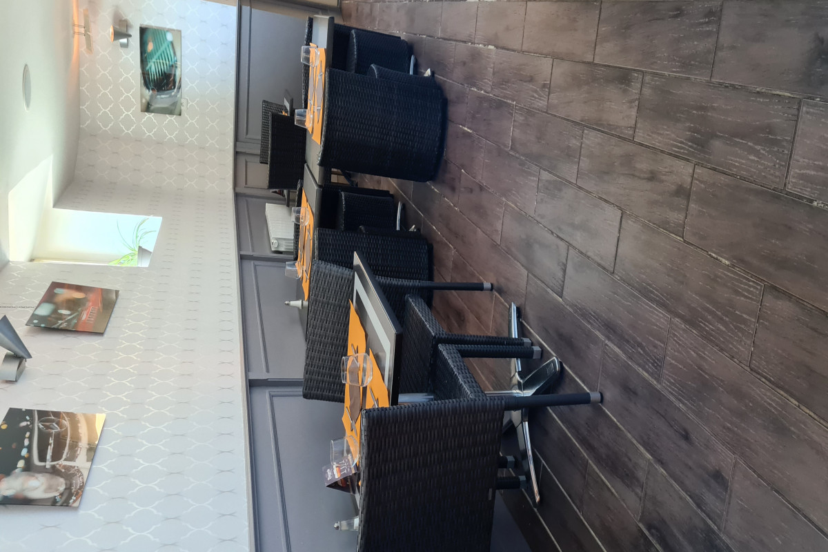 Vend fonds de commerce restaurant franco italien avec une capacité de 50 couverts intérieurs et 20 en terrasse.
Logement à l'étage moderne 150m2 avec 3 chambres et bureau ainsi que cuisine équipée. Une cour est à disposition