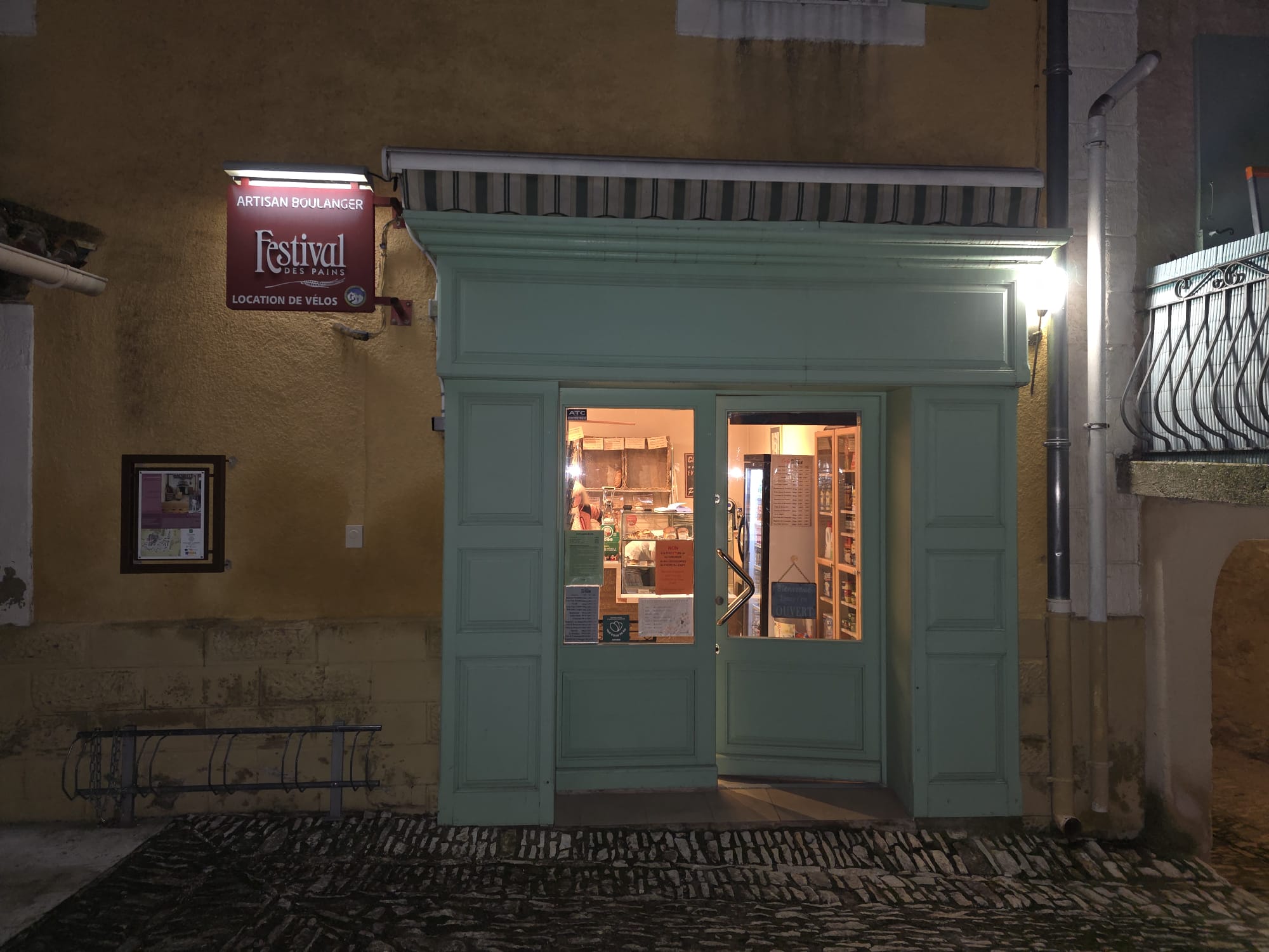 Magnifique boulangerie de village au feu de bois avec logement inclus

Située au cœur du Luberon ( Villars 84) dans un charmant village, cette boulangerie traditionnelle au feu de bois bénéficie d'un cadre authentique et d'un fort potentiel de développement.

Partie professionnelle :

Fournil / laboratoire de 127 m²

Cave de 46 m²

Espace de stockage du bois extérieur de 10 m²

Loyer mensuel : 457 €

Partie habitation :

Appartement T4 de 95 m²

3 chambres

Terrasse de 20 m²

Loyer mensuel : 701 €

Loyer total mensuel (commerce + logement) : 1 158 €

Une belle opportunité pour un artisan boulanger souhaitant allier activité professionnelle et qualité de vie dans un environnement villageois chaleureux.