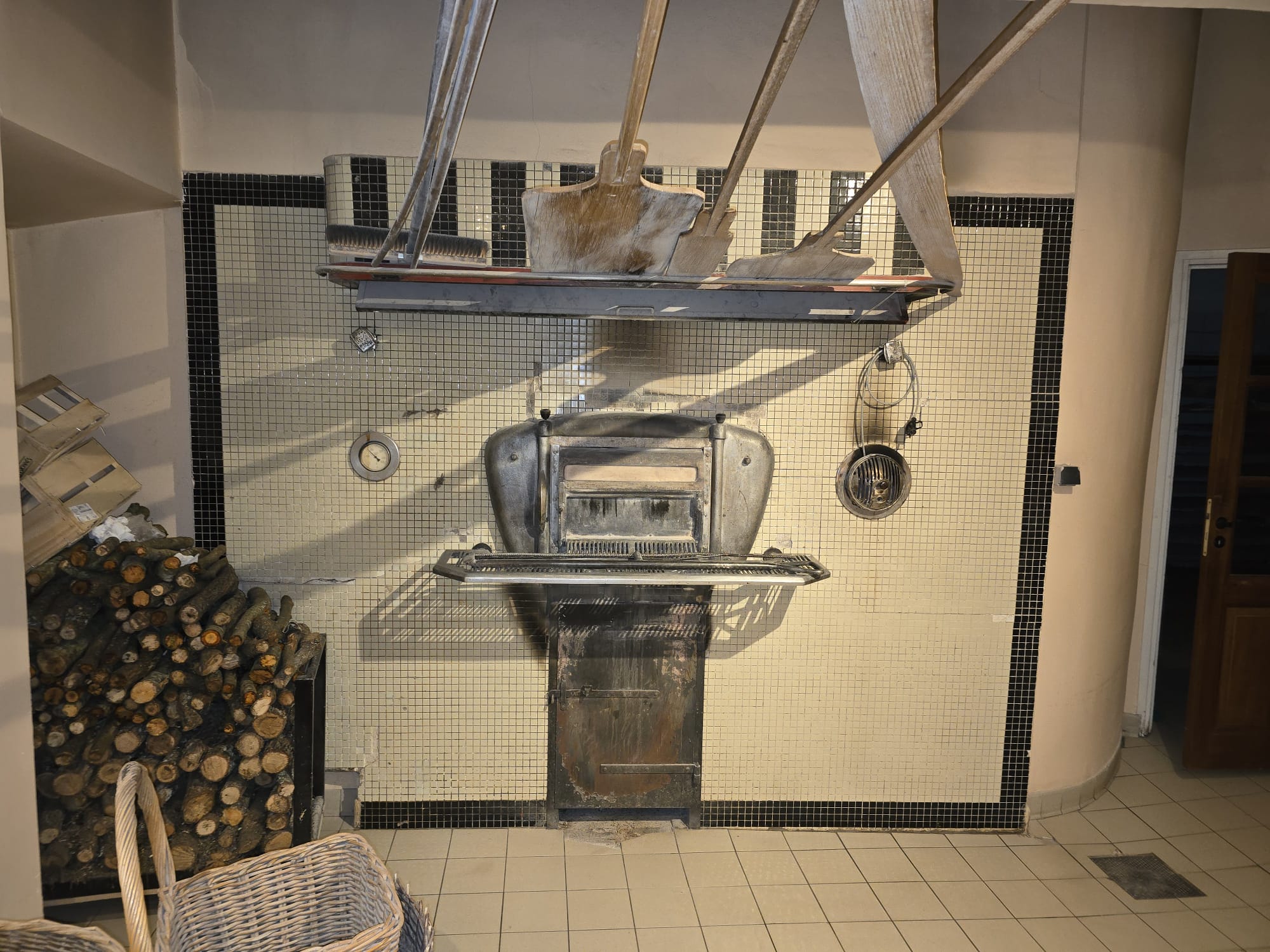 Magnifique boulangerie de village au feu de bois avec logement inclus

Située au cœur du Luberon ( Villars 84) dans un charmant village, cette boulangerie traditionnelle au feu de bois bénéficie d'un cadre authentique et d'un fort potentiel de développement.

Partie professionnelle :

Fournil / laboratoire de 127 m²

Cave de 46 m²

Espace de stockage du bois extérieur de 10 m²

Loyer mensuel : 457 €

Partie habitation :

Appartement T4 de 95 m²

3 chambres

Terrasse de 20 m²

Loyer mensuel : 701 €

Loyer total mensuel (commerce + logement) : 1 158 €

Une belle opportunité pour un artisan boulanger souhaitant allier activité professionnelle et qualité de vie dans un environnement villageois chaleureux.