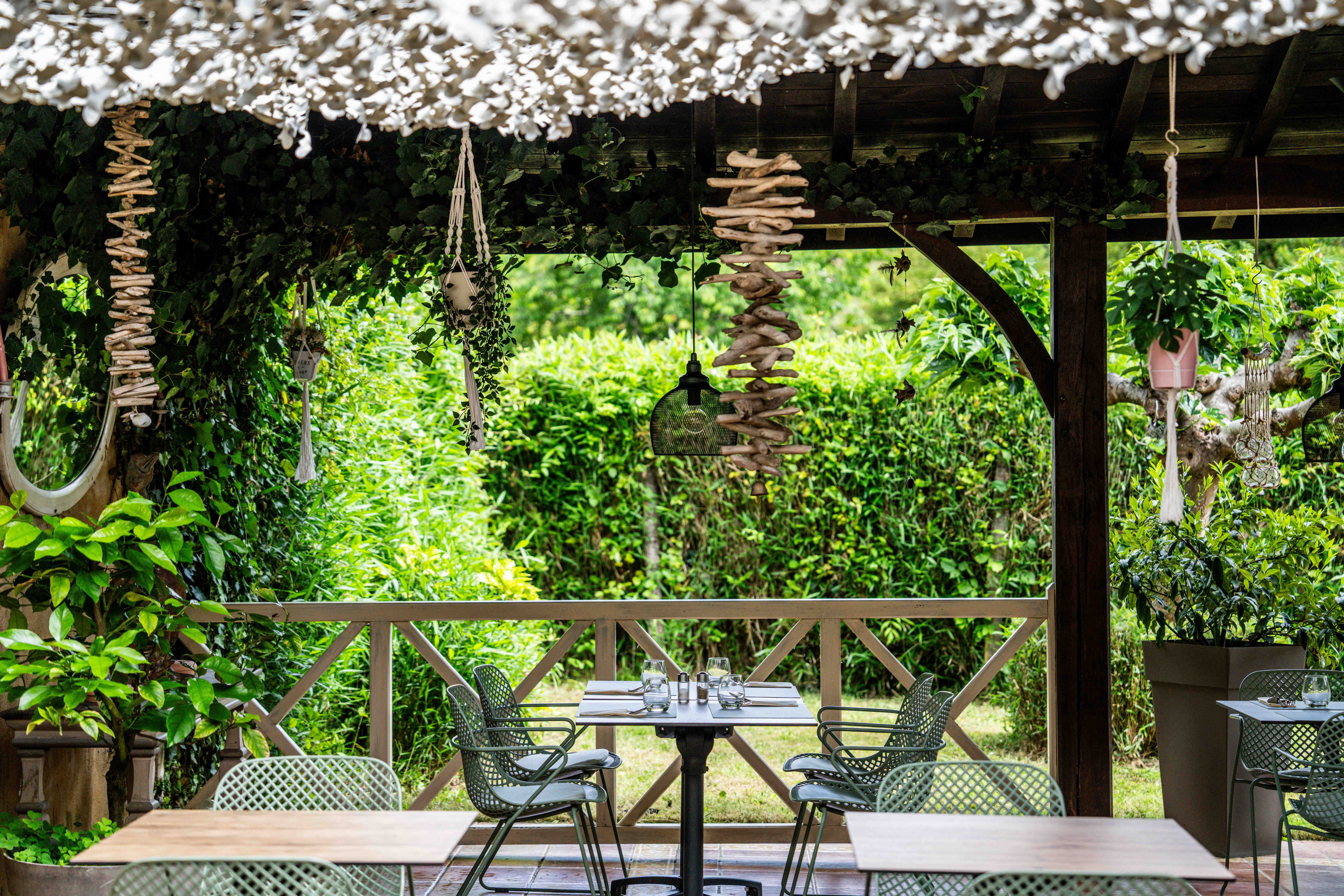 🏆 Une affaire clé en main, prête à performer ! 🏆
Nous mettons en vente notre Hôtel 3 étoiles - Restaurant Logis de France, une adresse reconnue pour son accueil chaleureux, sa cuisine savoureuse et son confort. Un coin de paradis, au calme, dans le Gers.
✨ Une belle reconnaissance : nous avons récemment reçu le Trophée Satisfaction Client Logis 2025 , preuve de la fidélité et de la satisfaction de notre clientèle.
🔥 Ce qui vous attend :
✅ 9 chambres tout confort avec climatisation réversible 🏨
✅ Deux salles de restaurant pour s’adapter à toutes les envies 🍽️
✅ Un bar avec licence IV, idéal pour une activité dynamique 🍷
✅ Un patio aménagé de 48 places avec mobilier neuf et cuisine extérieure équipée 🌿🔥
✅ Une cuisine de chef hautement équipée ( 2 fours mixtes Frima, pacojet, cellule de refroidissement…) 👨‍🍳
✅ Une plonge rénovée récemment avec lave-vaisselle haut de gamme Hobart (valeur 16 000 €)
💰 Un business rentable et stable :
📈 Exploité par un couple et un serveur, pour un modèle rentable et humain
📊 CA 2024 stable par rapport à 2023, preuve de la solidité de l’activité
🏡 Un cadre de vie idéal :
🛋️ Appartement de fonction 3 chambres, 2 salles d’eau, cuisine équipée et salon
🎒 Commodités à 50m : école, maison d’assistantes maternelles, tous commerces et maison médicale
🏫 Collège et lycée à 10 min, parfait pour une vie de famille
✨ Une opportunité à ne pas manquer !
🏠 Murs : 500 000 €
📜 Fonds de commerce : 150 000 €
🏡 Ensemble immobilier (murs + fonds) : 650 000 €
Après 13 ans d’investissement et d’amour dans cet établissement, nous sommes prêts à transmettre le flambeau 🔥.
📞 Contactez-nous vite avant qu’il ne soit trop tard ! 📩
06.85.66.64.81
#TrophéeSatisfactionClient #LogisHôtels #HôtelRestaurantDuCommerce #InvestissementCléEnMain #VieDeVillage #RepriseIdéale
— à Estang.