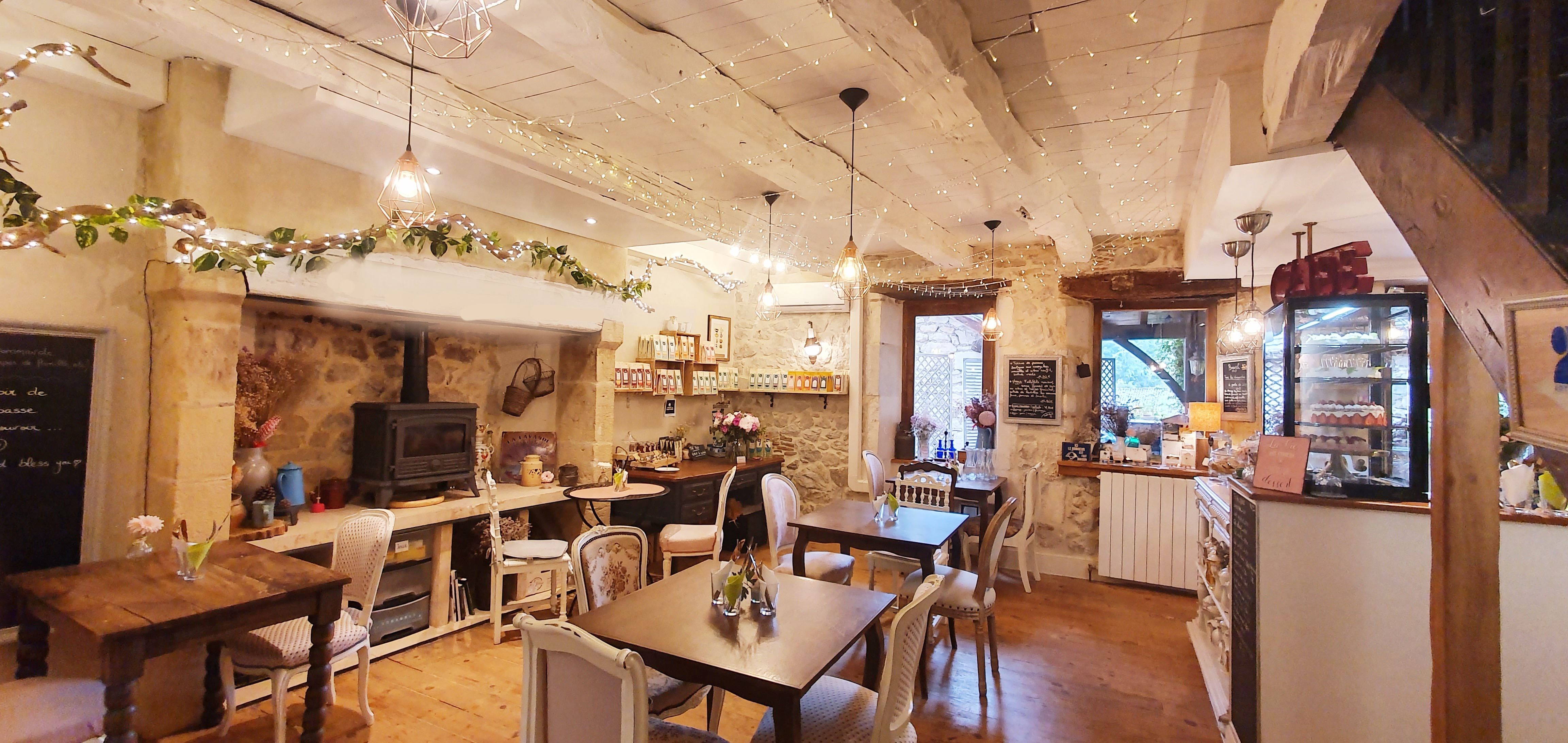 Au cœur d'un joli village médiéval du Lot, immeuble en pierres à vendre, composé d'un salon de thé, d'un gîte et d'un appartement, le tout sur 180m2.
Le salon de thé bénéficie d'une clientèle locale et fidèle toute l'année ainsi que d'un gros surcroît d'activité durant la saison estivale. 
Un lieu plein de charme idéal pour un projet de couple.
Son atout supplémentaire, la grande terrasse fleurie dominant sur les toits du village. 
Région touristique.