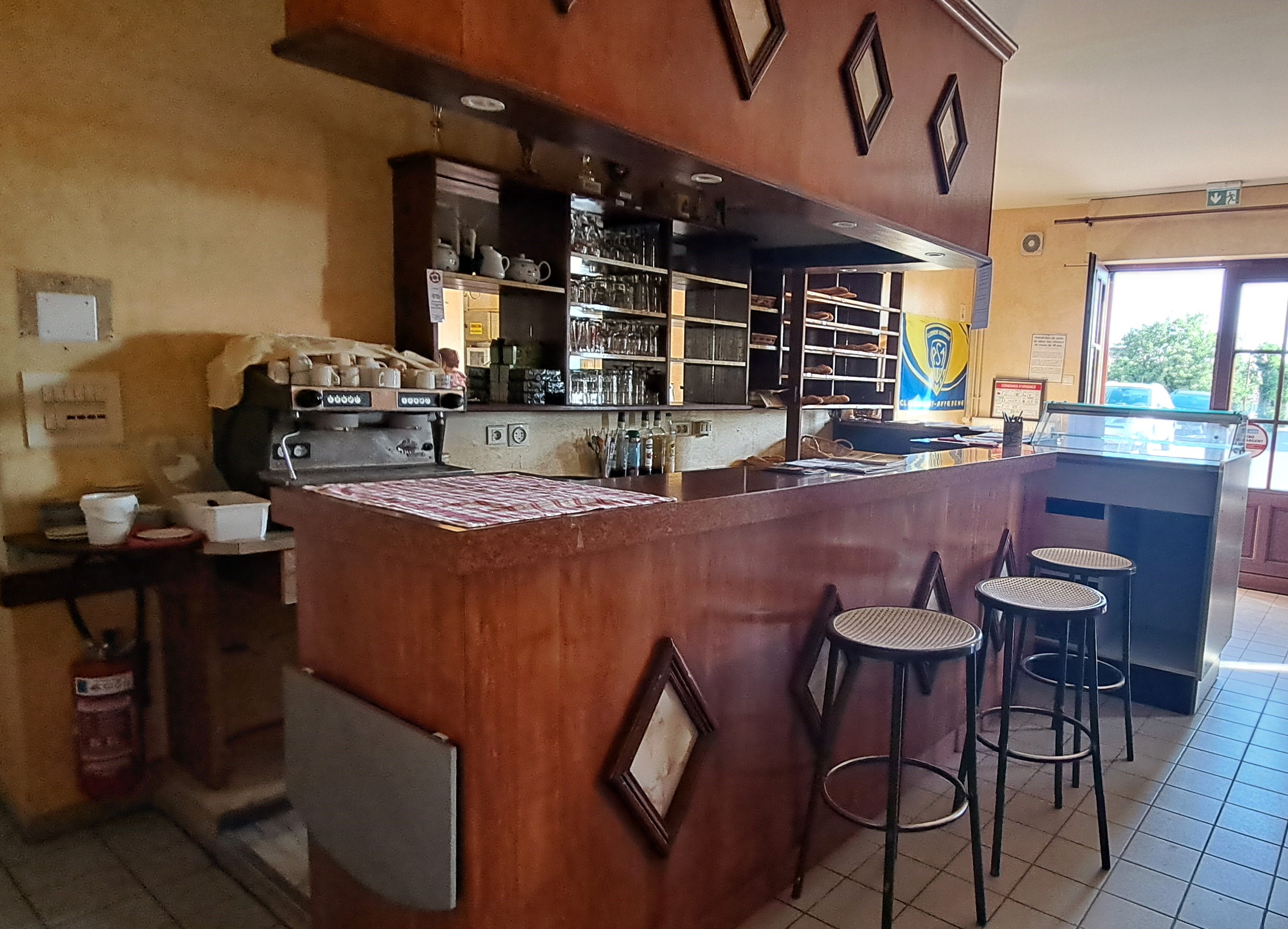 A louer bar- restaurant du village situé sur la place de l'église à Montbeugny, commune rurale à proximité de Moulins, préfecture de l'Allier, mais aussi de l'A79, du PAL, du Logiparc et de l'aérodrome. 
Bail commercial comprenant licence 4. Loyer de 550 € /mois. 

Logement type T5 possible pour l'exploitant. Loyer de 350 € / mois. 

Etablissement exploité depuis 30 ans, par un couple de restaurateurs. Fermé depuis fin mai pour retraite. 

Locaux " vidés" mais en bon état. A rééquiper : matériel de cuisine, déco, tables et chaises. 
Possibilité de rouvrir l'épicerie : prévoir étagères, vitrines, caisse, balance...
Possibilité d'exploiter les 3 chambres d'hôtel : prévoir literie, mobilier, TV.

Affaire idéale pour un couple. A visiter.

La commune et ses habitants sont impatients d’accueillir leurs nouveaux aubergistes ; pour faciliter votre reprise d'activité et vous assurer les premiers clients, une association d'habitants continue à proposer dépôt de pain, journaux et café en vous attendant.

Cette nouvelle vie vous intéresse ? N’attendez plus et prenez contact avec la CCI Allier – Gersande SOURCEAU – au 04 70 35 40 08 ou g.sourceau@allier.cci.fr
