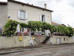 A louer Multiple Rural (bar épicerie restaurant) avec licence IV à Hiesse commune rurale située à 8kms de Confolens, à 70kms d'Angoulême,  à 70kms de Limoges, à 70kms de Poitiers. Le bâtiment se compose au rez de chaussée de la partie bar épicerie cuisine salle de restauration pouvant accueillir une quarantaine de convives. A l'étage un appartement de type T4 comportant une salle à manger, 3 chambres, une salle de bain. Un grand terrain attenant mis à disposition. Loyer de l'ensemble : 350.00 € mensuels. Location de la licence IV :  50.00€ mensuels
Si vous êtes dynamiques, avec des connaissances en cuisine, le goût des échanges, notre multiple n'attend que vous pour lui redonner vie. N'hésitez pas prendre contact avec la mairie nous serons ravis d'échanger avec vous.