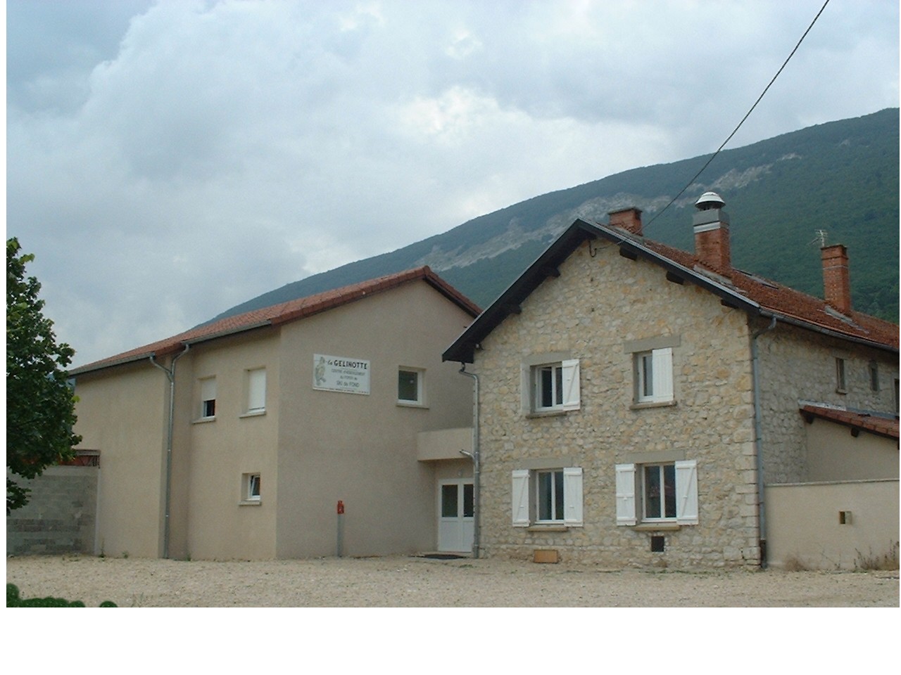 La commune de Vassieux-en-Vercors et la SAS Javo, respectivement propriétaire et gérant mettent en vente les murs et les actifs du centre de vacances & gite de groupe de la Gélinotte.
 
Situé en plein cœur du village dans le parc naturel régional du Vercors, ce centre ouvert toute l’année, a une tradition d’accueil de groupes d’enfants (scolaires, centres de loisirs, clubs sportifs) et a élargi, au fil des années, son activité à l’accueil de groupes d’amis, de familles ou de clubs pour tout type d’événements (cousinades, anniversaires, rassemblements ou retrouvailles).
 
Les bâtiments d’hébergement se composent de deux structures (22 lits et 49 lits) qui permettent de s’adapter aux besoins et de proposer une modularité capable d’accueillir des groupes de 71, 49, 30 ou 22 personnes répartis dans 18 chambres de 2 à 6 lits possédant chacune leur salle d’eau indépendante avec douche et lavabo. Le centre dispose de 4 grandes salles aux multiples fonctionnalités et de deux cuisines professionnelles avec sa vaisselle pour 80 personnes, permettant l’accueil des groupes en pension complète, demi-pension ou gestion libre.

Attenant aux bâtiments d’hébergement, le centre dispose d’un grand garage privatif de 75m2 et d’un grand local de location de matériel nordique de 270m2 mais aussi de VTT et de skis à roulettes.

Enfin, le centre est installé sur un grand terrain extérieur de plus de 8 000 m² dont environ 4 000 m² classé en zone urbaine et donc constructible.

En 2018, lors de sa dernière année d’exploitation complète (hors crise sanitaire), l’hébergement affichait un chiffre d’affaires de 205 000 Euros HT et la location un chiffre d’affaires de 48 500 Euros HT.  
 
Son fichier clients, sa notoriété, sa modularité, ses espaces extérieurs (dont une partie constructible) offrent de très nombreuses perspectives de développement.
 
Vous êtes un professionnel du tourisme souhaitant se développer  ?
Vous avez toujours rêvé de changer de vie en reprenant la gestion d’un gite ?
Vous avez l’âme d’un entrepreneur ?
Vous êtes amoureux de la nature ?
Vous voulez profiter de la vie dans un petit village de moyenne montagne ?
La Gélinotte est faite pour vous !
 
Pour plus d’informations sur la Gélinotte rendez-vous sur le site  https://www.la-gelinotte.com/  et sur Vassieux rendez-vous sur le site internet https://www.vassieuxenvercors.fr/ ou sur la page facebook de la commune https://www.facebook.com/vassieuxvercors 
 
Surface intérieur total : 1216 m2
Surface terrain : 8189 m2
Prix des murs : 350 000 Euros
Actifs «  hébergement » : 25 000 Euros HT
Actifs « matériels de location » : 25 000 Euros HT
Travaux à prévoir estimés à 150 000 Euros HT (éligibles à des aides publiques) Ces travaux peuvent être réalisés avant la vente revalorisant d’autant le prix.
 
Contacts : 
Mairie de Vassieux-en-Vercors
secretariatmairievassieux@orange.fr
Tel : 04 75 48 28 11
Ou
Thomas Ottenheimer, Maire de Vassieux-en-Vercors
thomasottenheimer@gmail.com
06 16 50 83 22