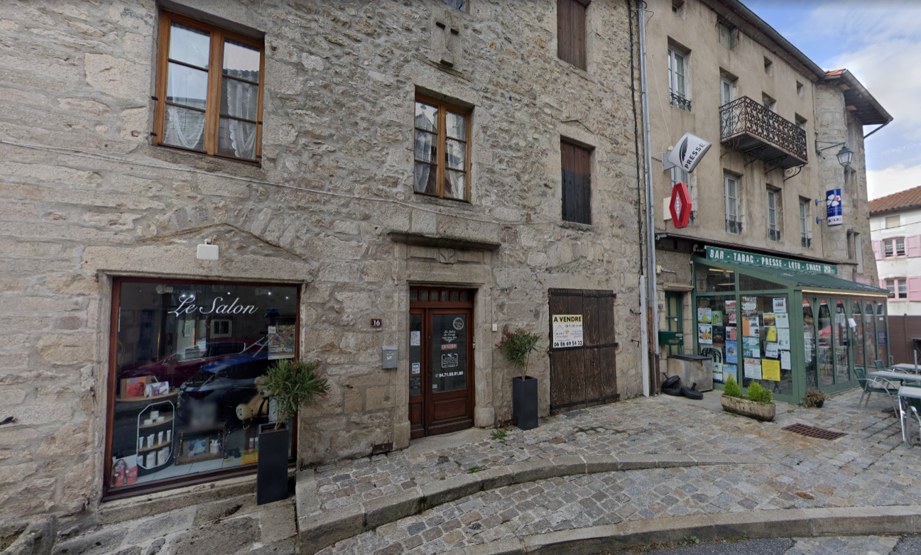 A vendre pas de porte de salon de coiffure au centre ville du village de la Chaise Dieu, dans petite ville touristique de 650 habitants.  Très bon emplacement, sur la place principale. Tous commerces et services de base dans le village.
Haut lieu du tourisme de Haute-Loire, proche du Puy-en-Velay, nichée sur un promontoire de granit à plus de 1080 mètres. Le village enchante par la beauté des lieux. Il est réputé également pour sa célèbre Abbatiale Saint-Robert et son festival de Musique sacrée, qui engendre une forte fréquentation touristique d’avril à septembre, avec une pointe en été. Voir ce lien : https://www.lepuyenvelay-tourisme.fr/decouvrir/incontournables/la-chaise-dieu/
Salon fermé pour raison de santé fin 2023.
Clientèle locale fidèle, pas de concurrence dans le village.
Possibilité de développement de l'activité sur bien-être et esthétique.
Local de 80 m² bien équipé : grande vitrine, salon 2 bacs de lavage avec fauteuils massantS neufs ; salon coté femme, 5 postes de coiffage femme + salon coté homme (séparé) 2 postes de coiffage avec fauteuils Bellemont, 1 poste coiffage enfant, banque d’accueil, 1 laboratoire (5 m² avec machine à laver, évier, rayonnages), 1 salle 15m² avec point d’eau pouvant accueillir activité bien être ou esthétique… Matériel de coiffage et mobilier de magasin (présentoirs, rayonnages…). Chauffage électrique. Local bien isolé et accessible handicap. 1 Toilette.
Loyer de 450 € par mois net TVA
Bail commercial coiffure avec possibilité d'adjonction d’activité, à négocier
Prix de pas de porte : 5.000 €