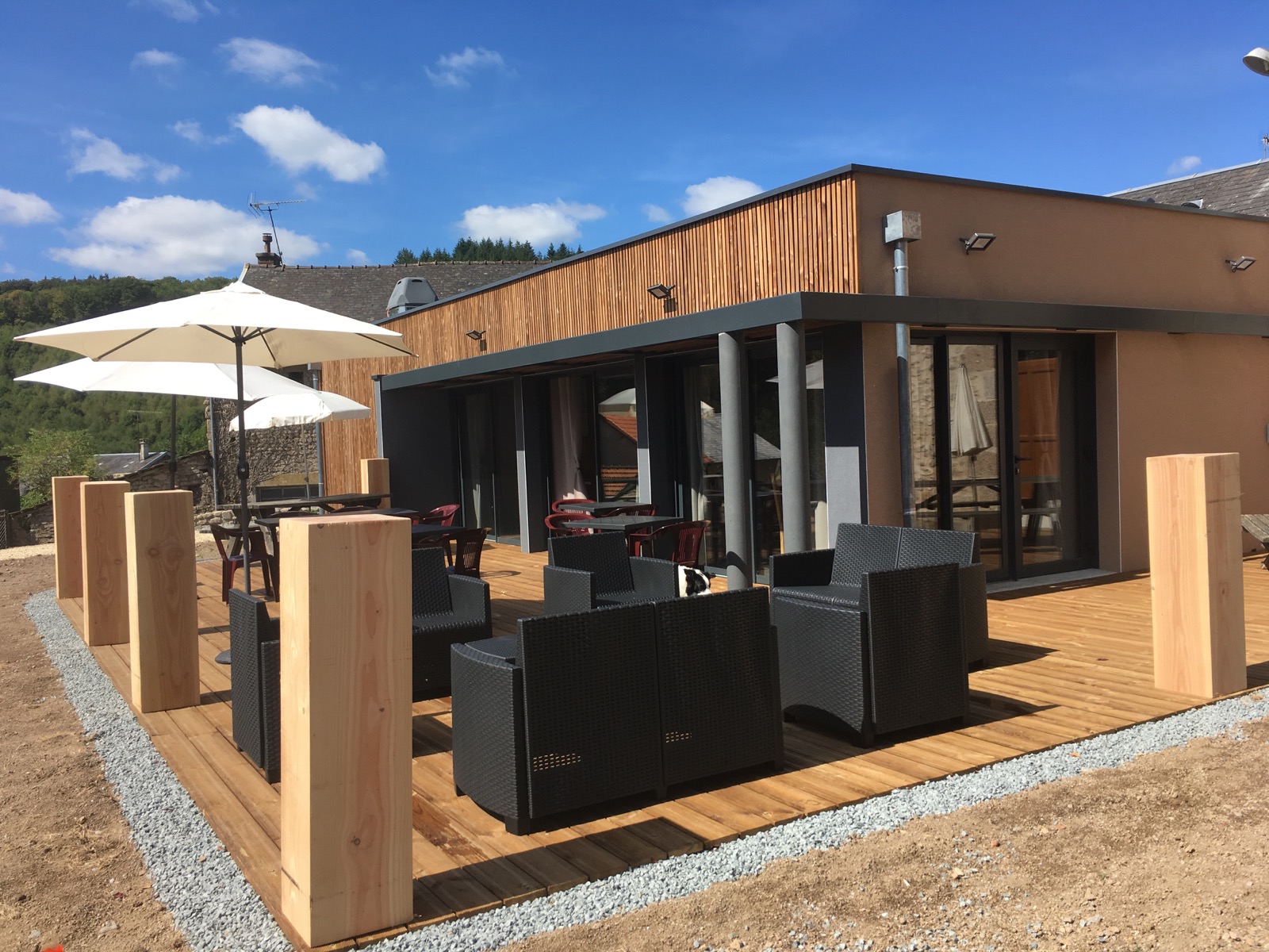 La Commune de Saint-Léger-la-Montagne recherche un(e) locataire-gérant(e) ou un couple de locataires gérants pour l’exploitation du BAR-RESTAURANT communal

La municipalité lance un appel à candidatures pour la reprise en location-gérance de son bar-restaurant communal, idéalement situé au cœur du village et disposant d’un fort potentiel d’activité.

Description de l’établissement :

Bar-restaurant entièrement équipé – licence IV en location sera comprise dans le loyer
Salle de restauration lumineuse et terrasse agréable avec une capacité de 30 personnes et 20 personnes en terrasse.
Cuisine professionnelle fonctionnelle avec tout le matériel professionnel
Clientèle locale fidèle et fréquentation touristique saisonnière
Missions attendues :

Assurer l’exploitation quotidienne du bar et du restaurant
Proposer une offre de restauration de qualité, adaptée à la clientèle locale
Participer à la dynamique et à l’animation du village
Veiller à la bonne gestion du matériel et des locaux mis à disposition
Profil recherché :

Professionnel(le) motivé(e), autonome et expérimenté(e) dans la restauration
Sens du service, dynamisme et capacité à animer un lieu de vie convivial
Compétences en gestion et respect des règles sanitaires et de sécurité
Modalités :

Une visite des lieux pourra être faite, après avoir déposé une demande auprès de la Mairie.
Les candidatures devront être déposées au plus tard le 31 janvier 2026 (CV, références professionnelles, lettre de motivation et projet d’exploitation), à envoyer par courrier au Mairie - 9 rue de la Fontaine - 87430 ST LEGER LA MONTAGNE, ou par mail à mairie@saintlegerlamontagne.fr et elles seront présentées devant le conseil municipal
La location-gérance sera conclue selon un contrat établi par la commune.
Le montant de la redevance, les conditions d’exploitation et la date de prise de fonction seront précisés lors de la sélection.