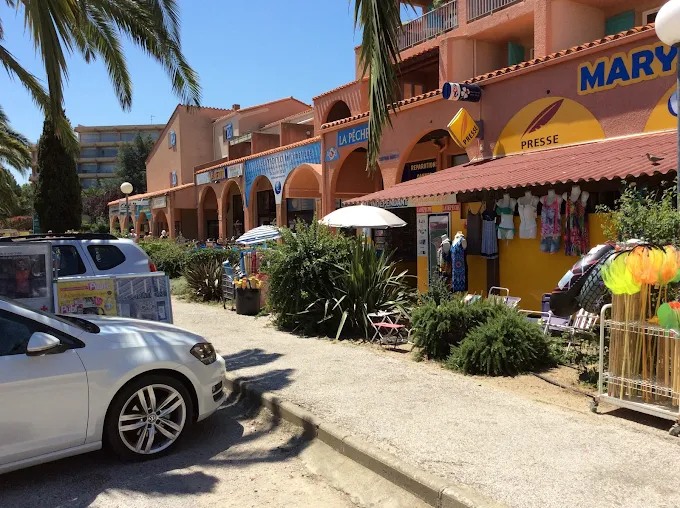 CESSION : FONDS DE COMMERCE / DROIT AU BAIL - BOUTIQUE D'ARTICLES DE PLAGE & SOUVENIRS - LITTORAL CATALAN
Saisissez une opportunité d'affaire clé en main dans une station balnéaire de renom sur le littoral catalan, bénéficiant d'une fréquentation touristique exceptionnelle (150 000 visiteurs annuels pour 11 700 habitants).
Ce fonds de commerce propose une boutique d'articles de plage, souvenirs, chapeaux, chaussures, accessoires et prêt-à-porter, jouissant d'un emplacement de premier choix. Idéalement située sur un axe routier et piéton très passant, elle offre une visibilité maximale à proximité immédiate des plages et d'un environnement commercial dynamique. L'accès est facilité par de nombreux parkings et la desserte par le petit train touristique local, qui passe directement devant le magasin.
Caractéristiques du local :
•	Superficie : 100 m², comprenant 50 m² de réserve à l'étage.
•	Façade : Une vitrine linéaire imposante d'environ 8 mètres garantissant une excellente visibilité.
•	Stationnement : Place de parking dédiée devant le commerce.
•	Bail : Renouvelé en 2025, sécurisant votre investissement.
•	Loyer attractif : 12 000 € annuel, avec une terrasse en copropriété mise à disposition gratuitement.
Activité et Rentabilité : La boutique est ouverte saisonnièrement du 1er avril au 30 septembre, 7 jours sur 7, de 8h30 à 19h.
•	Chiffre d'Affaires 2024 : 50 451 €.
•	Montant de la cession du fonds de commerce : 36 000 € (incluant un stock de 12 000 €).
•	Montant de la cession du droit au bail : 30 000 €.
Idéal pour un(e) entrepreneur(e) souhaitant investir dans une activité saisonnière établie et profiter du dynamisme du tourisme littoral.
  
INVESTISSEZ DANS UNE SAISON D'OR : BOUTIQUE LITTORAL CATALAN