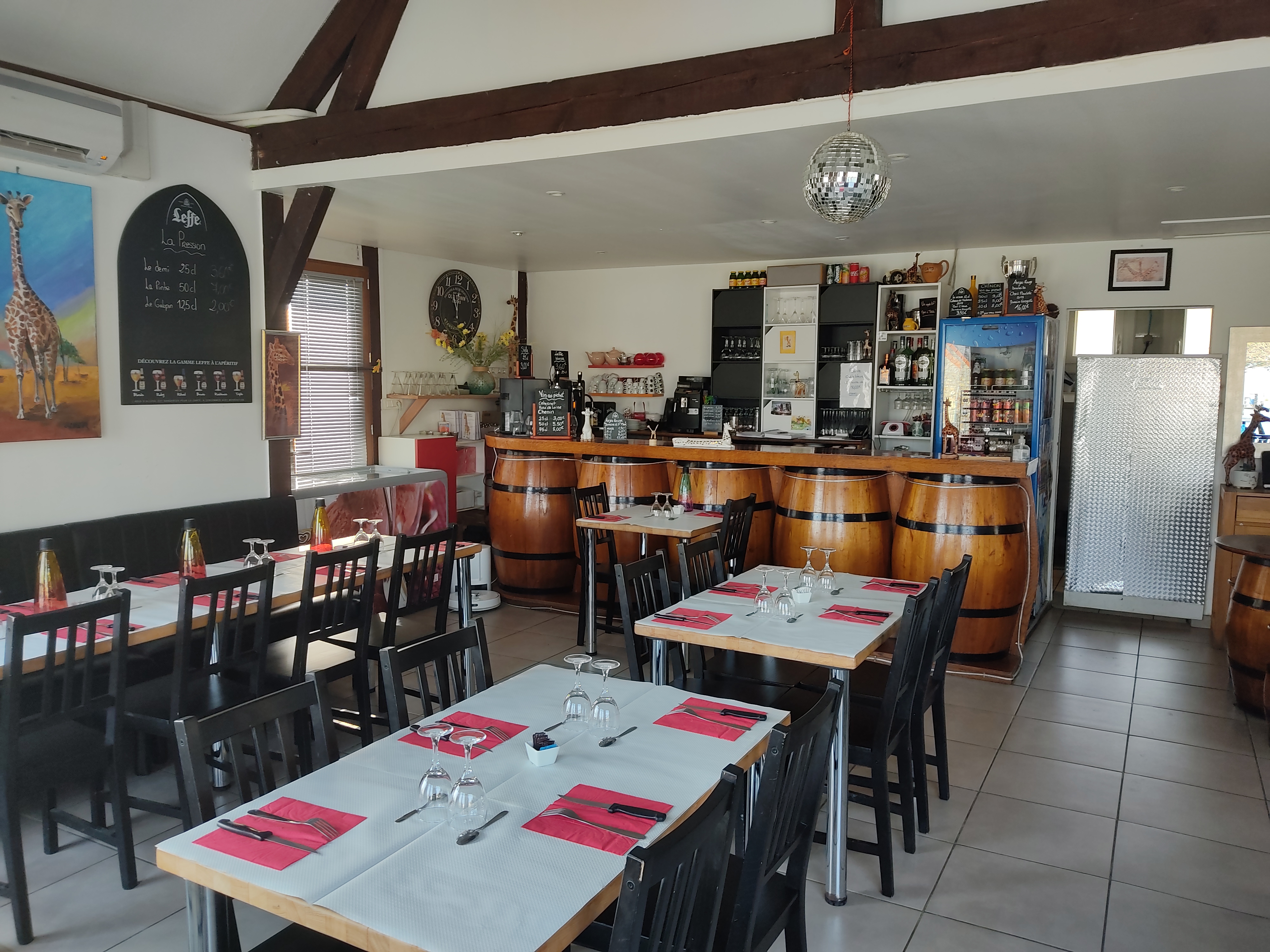 Après plus de 13 ans de bons moments partagés,  je souhaite vendre mon fond de commerce. 
L’établissement est situé au cœur du village de Coutures sur la place principale,  grande facilité pour se garer.
Route Angers -Saumur.
La brasserie accueille 30 personnes assises en intérieur et une vingtaine en extérieur ( voir plus )avec une terrasse couverte.
La clientèle se compose l’hiver des artisans,  des locaux qui viennent s’attablés dans ce lieu convivial et chaleureux. 
À partir du mois d’avril les touristes commencent à arriver avec l’ouverture du camping "CAP FUN" situé dans le village. 
Pendant l’été la clientèle vient profiter de la terrasse et des soirées " moules/frites "qui rencontrent un franc succès .
Tout le matériel reste.
Pas de salarié. 
Loyer modéré car bâtiment communal.