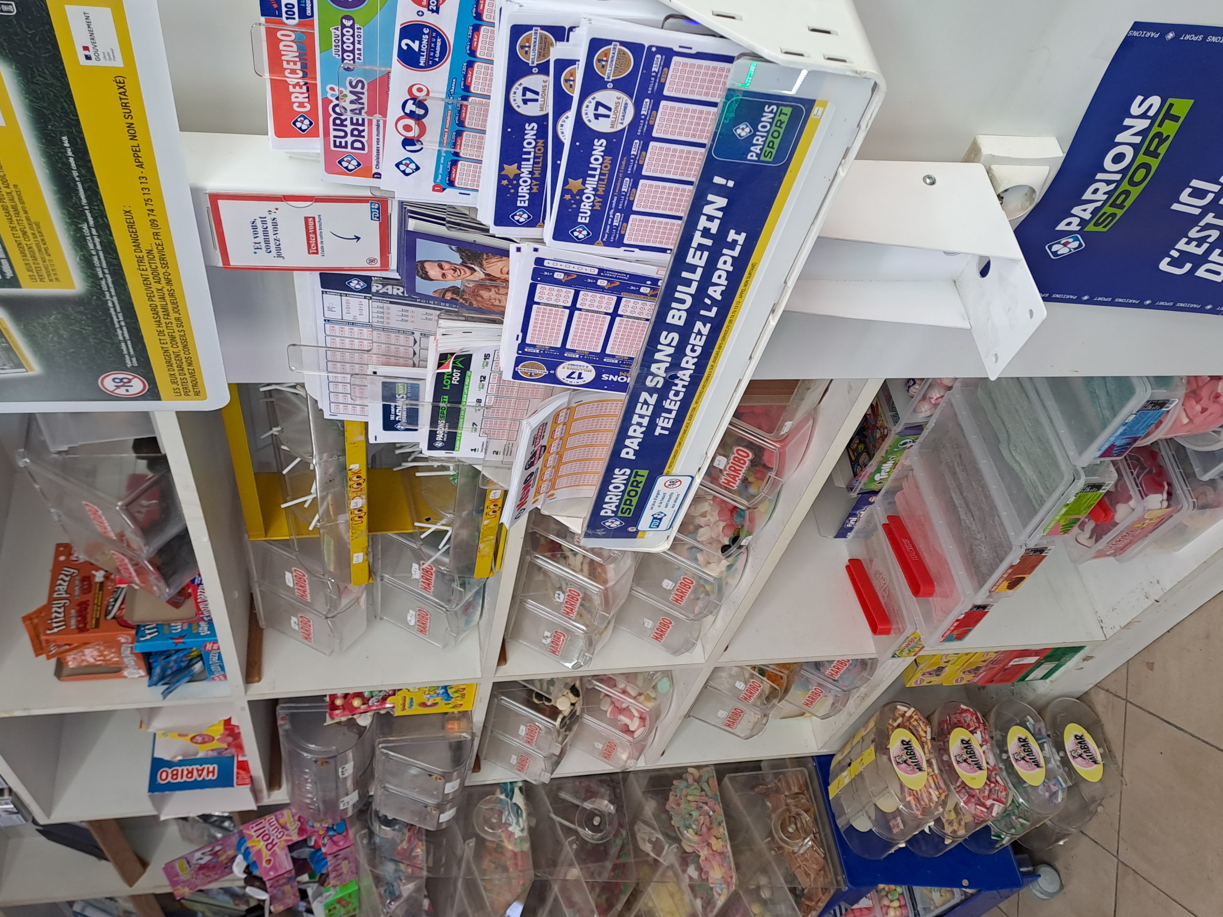 Dans joli village " cité de caractère ", vend fond de commerce.
Tabac, journal local, colis, carterie, confiserie, vapote, telephonie, compte bancaire en ligne, timbres fiscaux, amende..etc..
50 m2 de vente et 20 m2 d'arrière boutique avec sanitaire ((salle d'eau, wc) coin cuisine..
TABAC existant depuis 1900 dans la commune et après 31 ans de gerance, Guy annonce sa retraite au 31 décembre 2026.. bien mérité..!
Loyer : 2000€/an.
Reste un bail de 6 ans.
Avec des idées, que vous soyez moderne ou vintage, cet emplacement est fait pour vous ! Fort potentiel , village touristique, chaleureux et dynamique qui n'attend que vous !