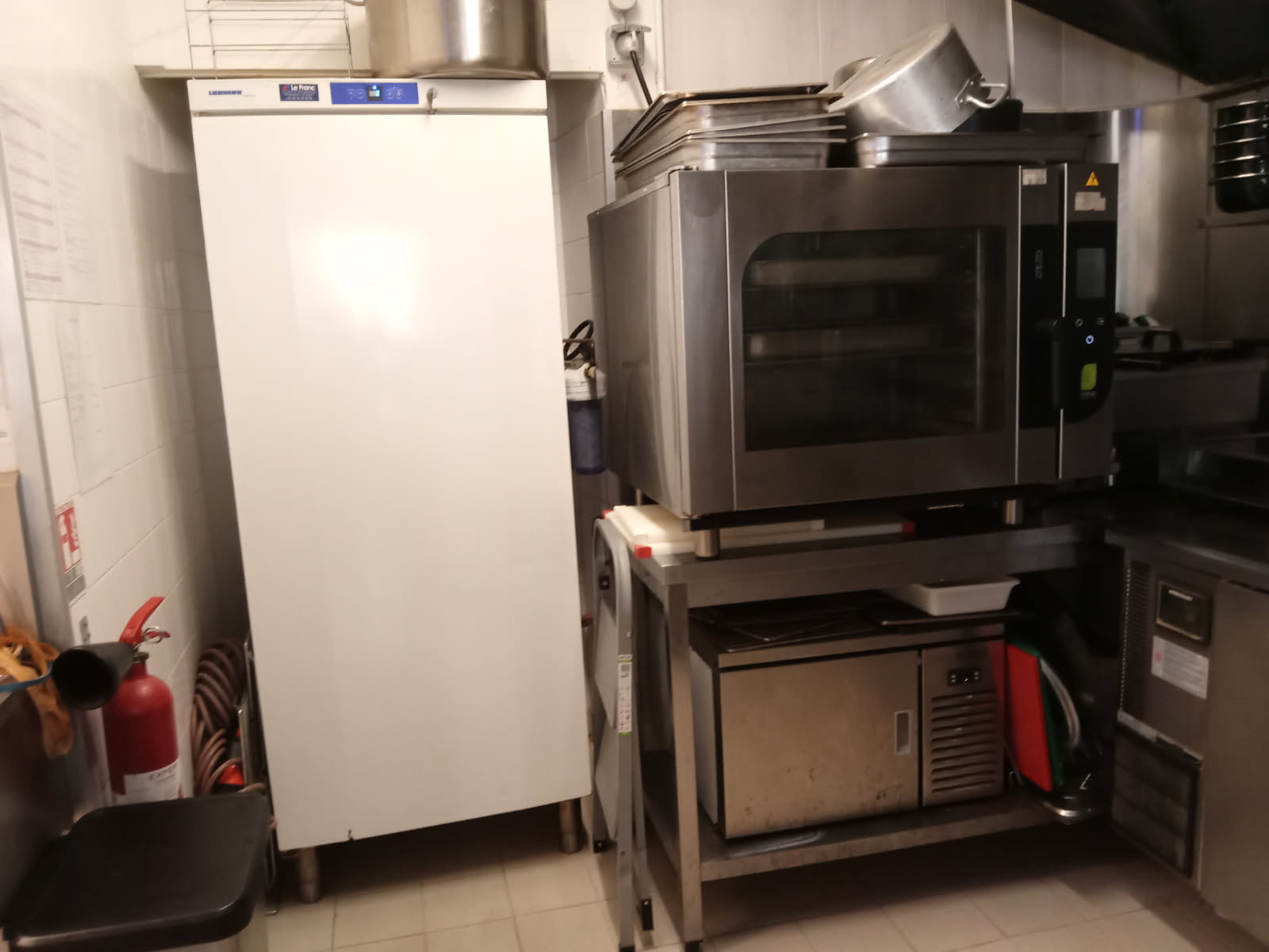 Urgent
Vend restaurant traditionnel pour raison de santé
28 couverts intérieurs et une terrasse de 40 couverts l'été avec vue sur l'ancienne halles aux poissons à Marans. La terrasse est close. l'un des plus beau site en bordure de rivière.
Affaire qui à un gros potentiel de développement.
Restaurant aux normes, contrôle électricité, beaucoup d'investissement fait.
Extracteur neuf 
Plancha 1 ans
3 plaques inductions
Four mixte 6 niveaux
Environ 30000 euros de matériel, terrasse incluse.
Pas de contrat avec les brasseurs.
Droit de terrasse avec la commune 19 euros le m2 par mois terrasse entouré de 60 m2
Site touristique du marais poitevin sur le tracé des pistes cyclables ( la Francette et la Vélodyssée). Située à 25 km à 25 km de la côte atlantique.
L’établissement était fermé 2.5 jours par semaine l'été, 3.5 l'hiver et 8 semaines de congé annuelle.
Le restaurant est opérationnel, sans reprise de personnel.
Petit loyer de 695,00
Il reste presque 7 ans de bail.
le prix est sacrifié
Pour tous renseignement  me contacter par mail
Les curieux s'abstenir.
D'autre photos sont disponible.
